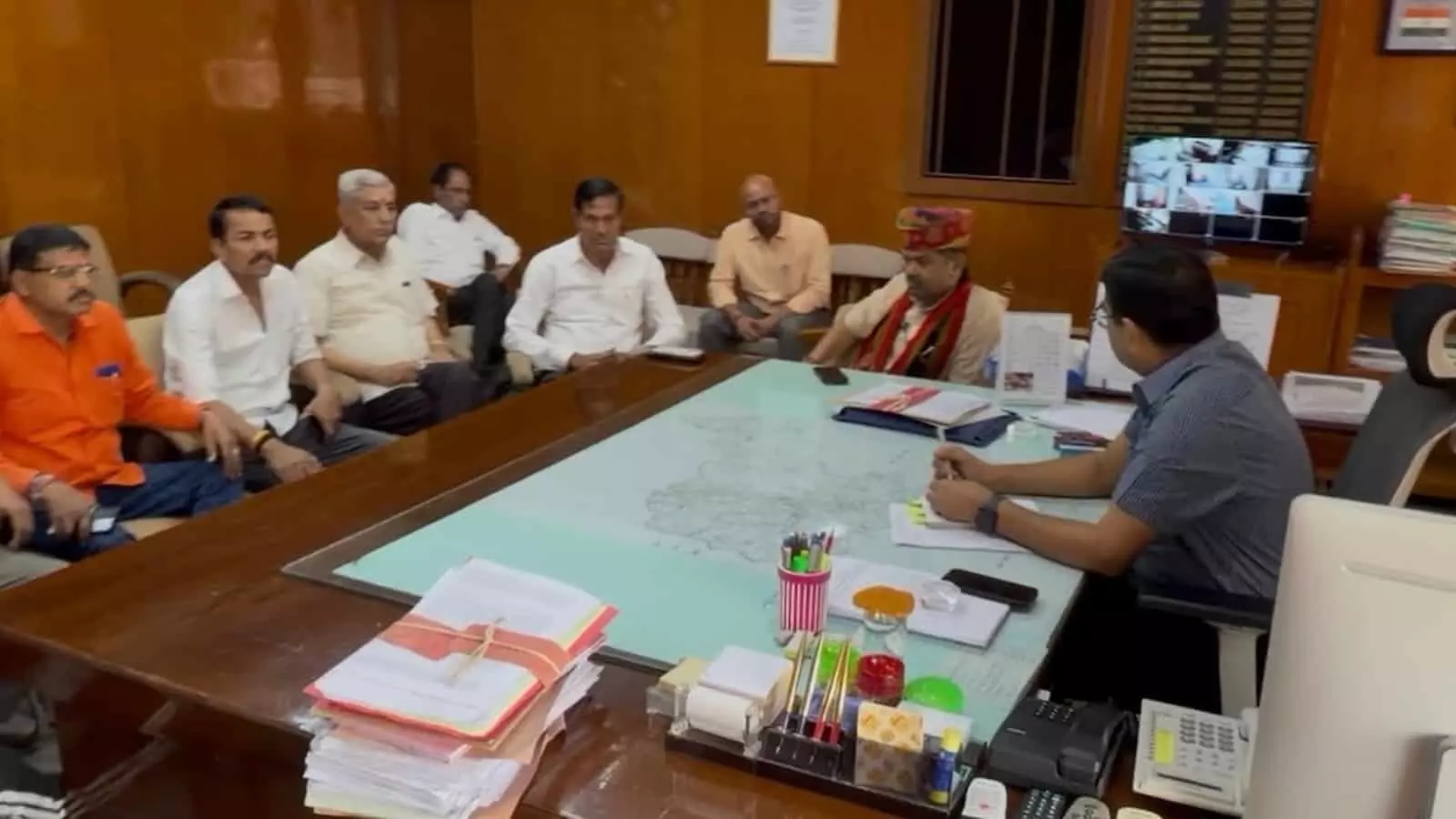 बारां में जिला कलेक्टर के साथ बैठक करते भाजपा प्रतिनिधिमंडल के सदस्य। बारां में जिला कलेक्टर के साथ बैठक करते भाजपा प्रतिनिधिमंडल के सदस्य।