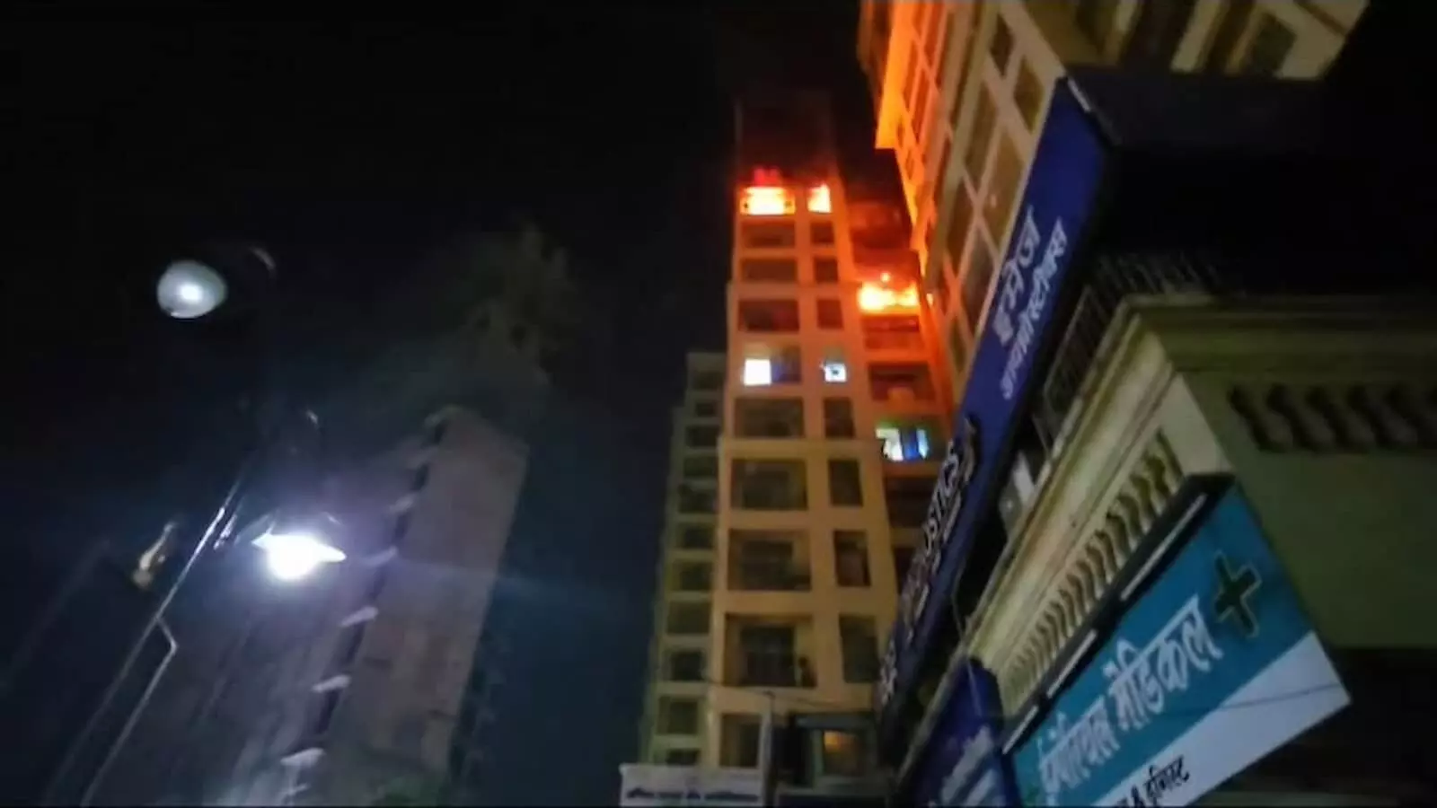 वसई-विरार के आचोले में बहुमंजिला इमारत में लगी भीषण आग और रेस्क्यू ऑपरेशन का दृश्य। वसई-विरार के आचोले में बहुमंजिला इमारत में लगी भीषण आग और रेस्क्यू ऑपरेशन का दृश्य।