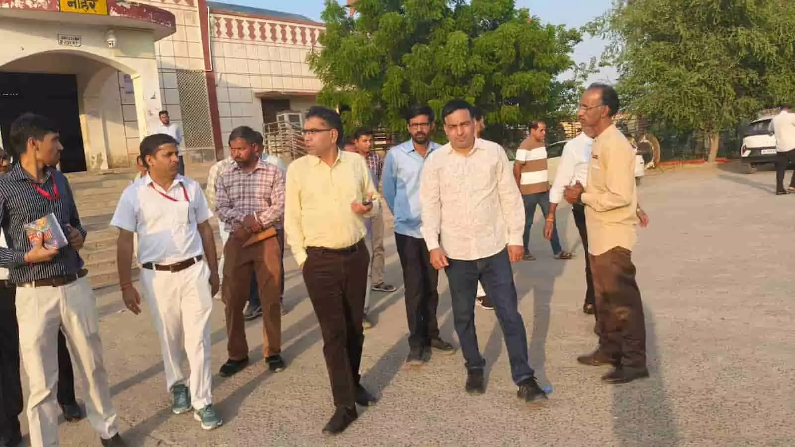तस्वीर में एडीआरएम राजेन्द्र सिंह चौधरी अधिकारियों संग नोहर रेलवे स्टेशन परिसर में पैदल चलकर निरीक्षण करते दिख रहे हैं। तस्वीर में एडीआरएम राजेन्द्र सिंह चौधरी अधिकारियों संग नोहर रेलवे स्टेशन परिसर में पैदल चलकर निरीक्षण करते दिख रहे हैं।