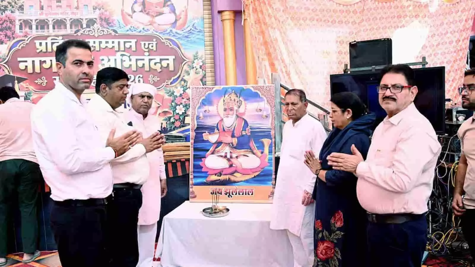तस्वीर में नोहर में आयोजित समारोह में भगवान झूलेलाल के चित्र की पूजा करते लोग दिखे। तस्वीर में नोहर में आयोजित समारोह में भगवान झूलेलाल के चित्र की पूजा करते लोग दिखे।