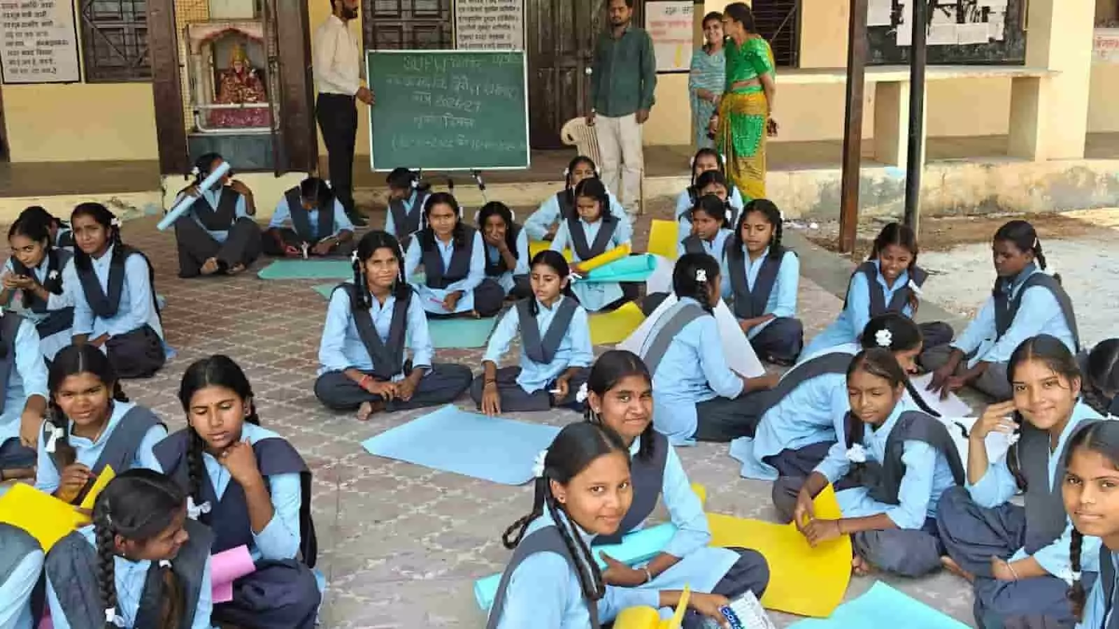 खेरोदा के सरकारी स्कूल में एसयूपीडब्ल्यू शिविर के दौरान जमीन पर बैठकर कलात्मक कार्य करती छात्राएं। खेरोदा के सरकारी स्कूल में एसयूपीडब्ल्यू शिविर के दौरान जमीन पर बैठकर कलात्मक कार्य करती छात्राएं।