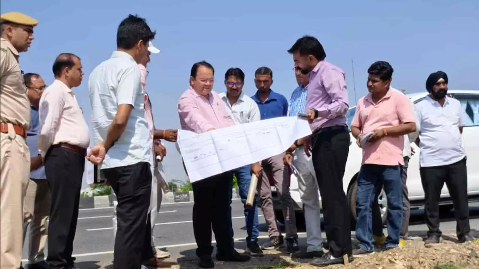 तस्वीर में जिला कलक्टर कमल राम मीना अधिकारियों के साथ ब्यावर मिनी सचिवालय का नक्शा देखते हुए। तस्वीर में जिला कलक्टर कमल राम मीना अधिकारियों के साथ ब्यावर मिनी सचिवालय का नक्शा देखते हुए।