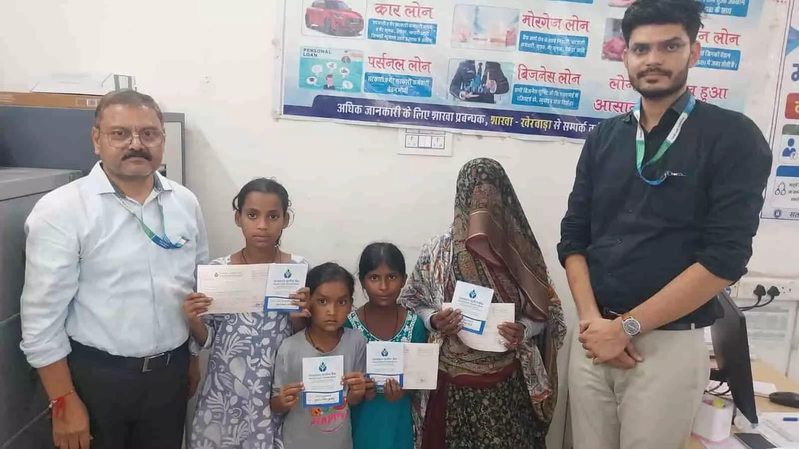खेरवाड़ा में सालवी समाज द्वारा बेसहारा बेटियों के भविष्य की सुरक्षा के लिए बैंक में फिक्स्ड डिपॉजिट के रूप में तीन लाख रुपये की आर्थिक सहायता सौंपी गई। खेरवाड़ा में सालवी समाज द्वारा बेसहारा बेटियों के भविष्य की सुरक्षा के लिए बैंक में फिक्स्ड डिपॉजिट के रूप में तीन लाख रुपये की आर्थिक सहायता सौंपी गई।
