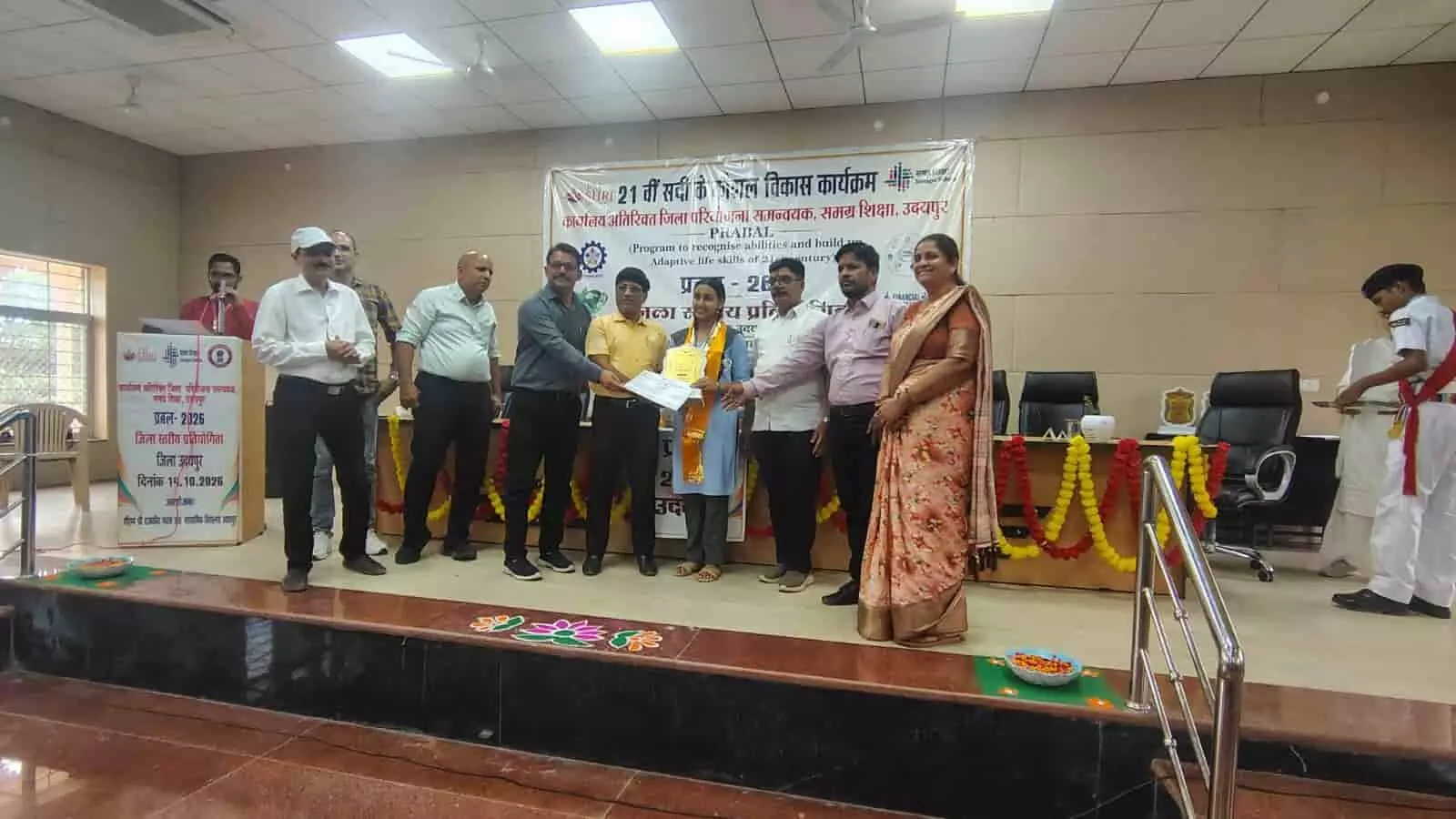 सभागार में मंच पर अधिकारियों से पुरस्कार और प्रमाण पत्र प्राप्त करती छात्रा प्रणल चौहान। सभागार में मंच पर अधिकारियों से पुरस्कार और प्रमाण पत्र प्राप्त करती छात्रा प्रणल चौहान।