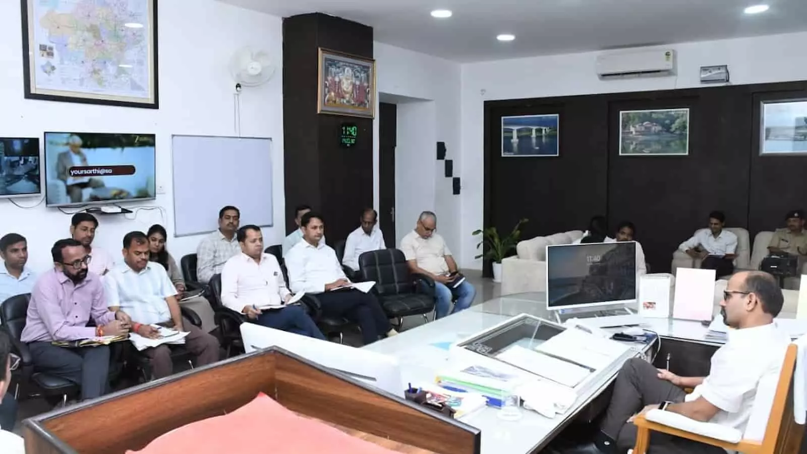 तस्वीर में सवाई माधोपुर में दीपावली की तैयारियों को लेकर जिला कलक्टर द्वारा अधिकारियों की बैठक ली जा रही है। तस्वीर में सवाई माधोपुर में दीपावली की तैयारियों को लेकर जिला कलक्टर द्वारा अधिकारियों की बैठक ली जा रही है।