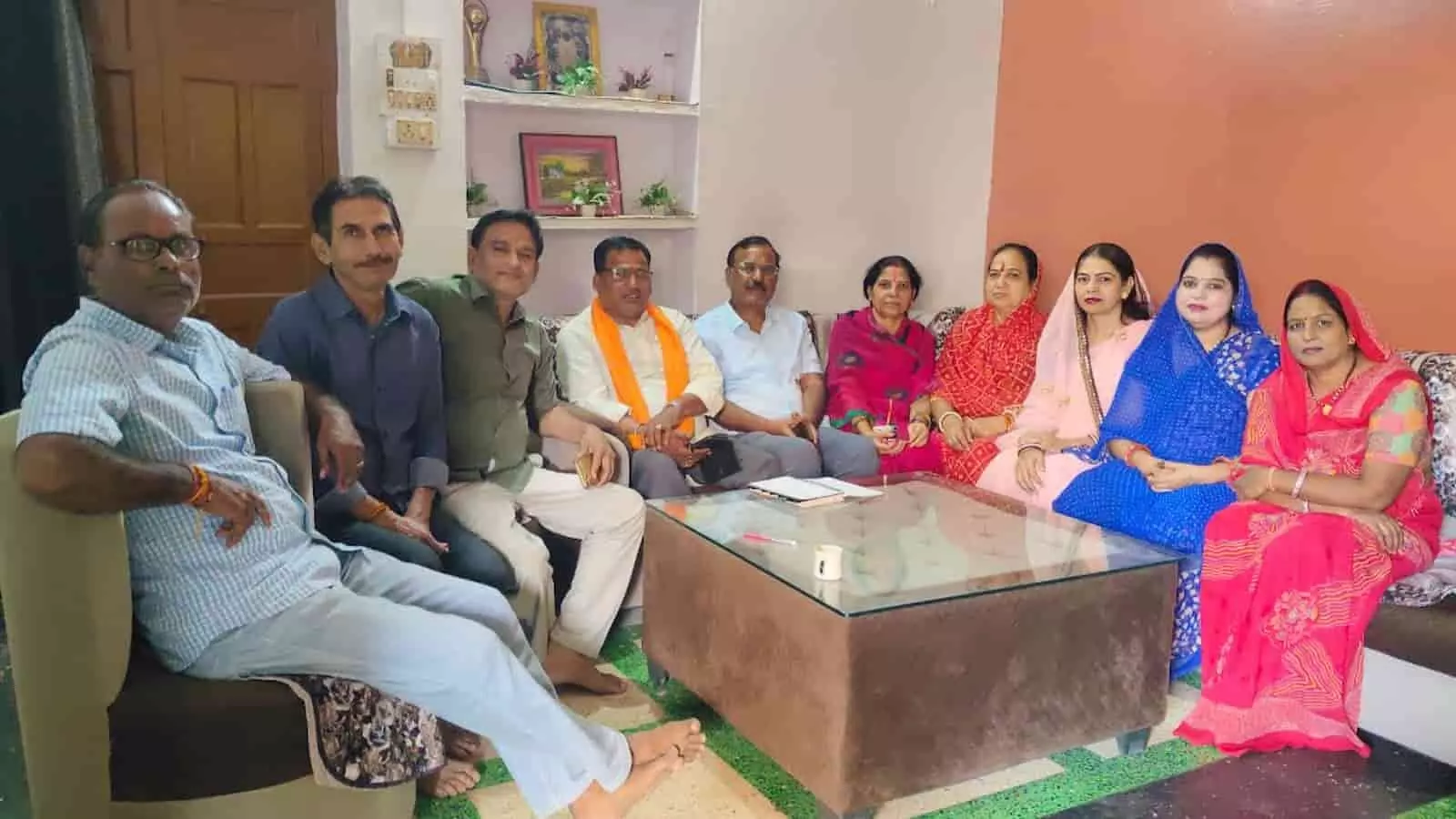 कमरे में मेज के चारों ओर बैठकर डांडिया महोत्सव की बैठक करते सर्व ब्राह्मण महासभा के सदस्य। कमरे में मेज के चारों ओर बैठकर डांडिया महोत्सव की बैठक करते सर्व ब्राह्मण महासभा के सदस्य।