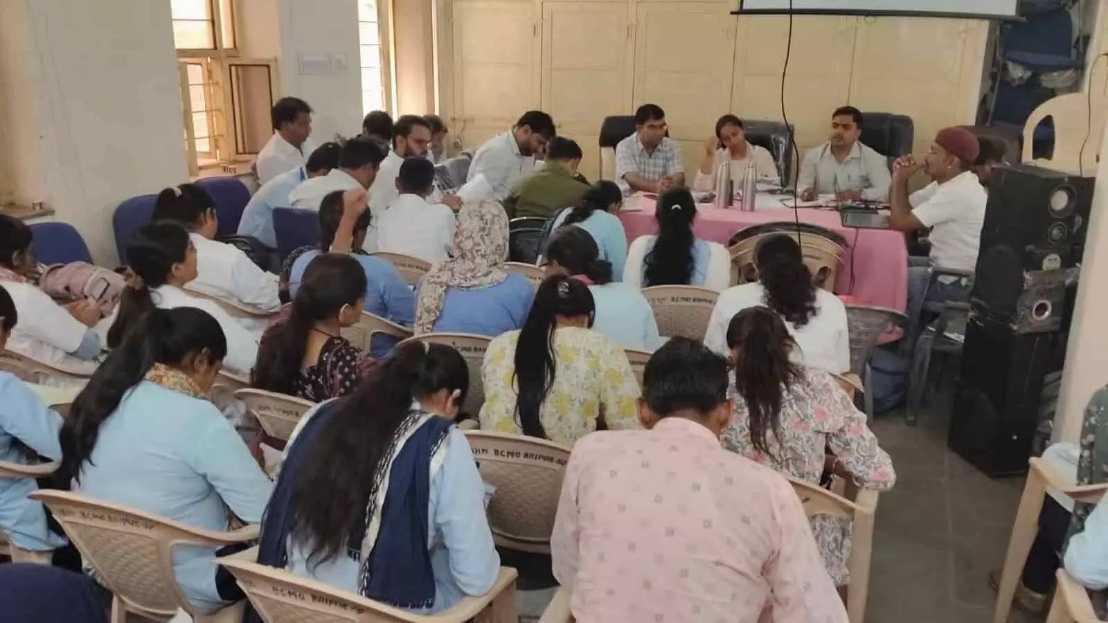 तस्वीर में रायपुर में स्वास्थ्य समीक्षा बैठक के दौरान अधिकारी और कर्मचारी चर्चा करते हुए दिख रहे हैं। तस्वीर में रायपुर में स्वास्थ्य समीक्षा बैठक के दौरान अधिकारी और कर्मचारी चर्चा करते हुए दिख रहे हैं।