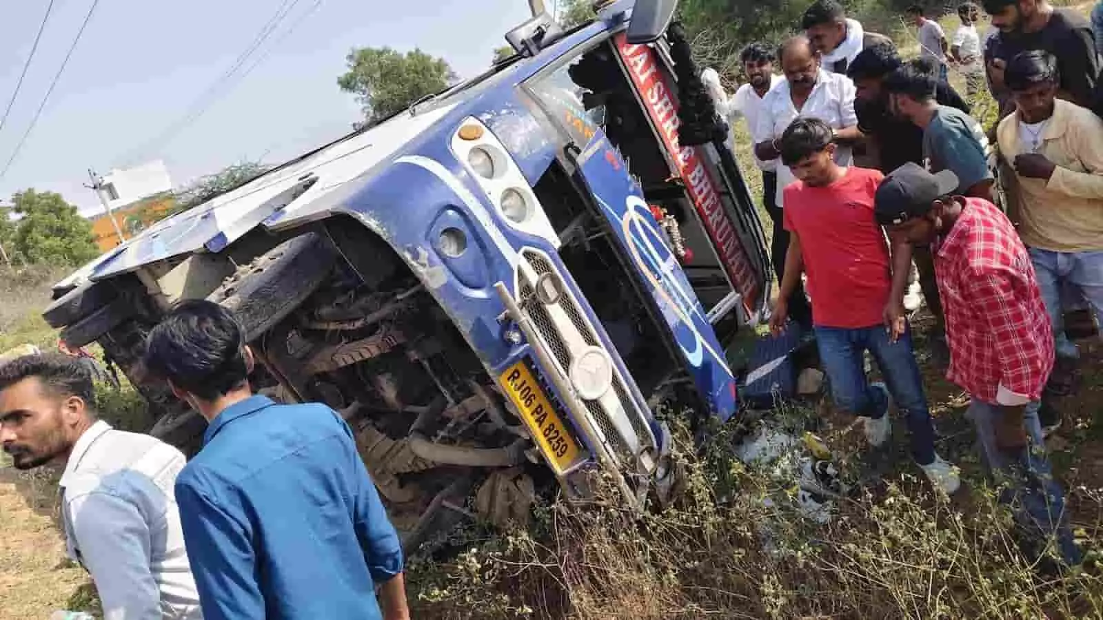 तस्वीर में सड़क किनारे पलटी नीले रंग की निजी बस और आसपास खड़े लोग दिख रहे हैं। तस्वीर में सड़क किनारे पलटी नीले रंग की निजी बस और आसपास खड़े लोग दिख रहे हैं।