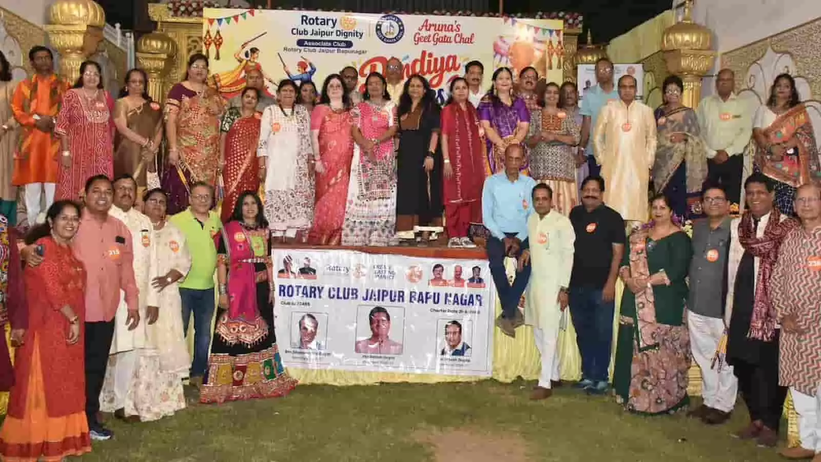 जयपुर में आयोजित गरबा-डांडिया उत्सव के मंच पर खड़े आयोजक और प्रतिभागी। जयपुर में आयोजित गरबा-डांडिया उत्सव के मंच पर खड़े आयोजक और प्रतिभागी।