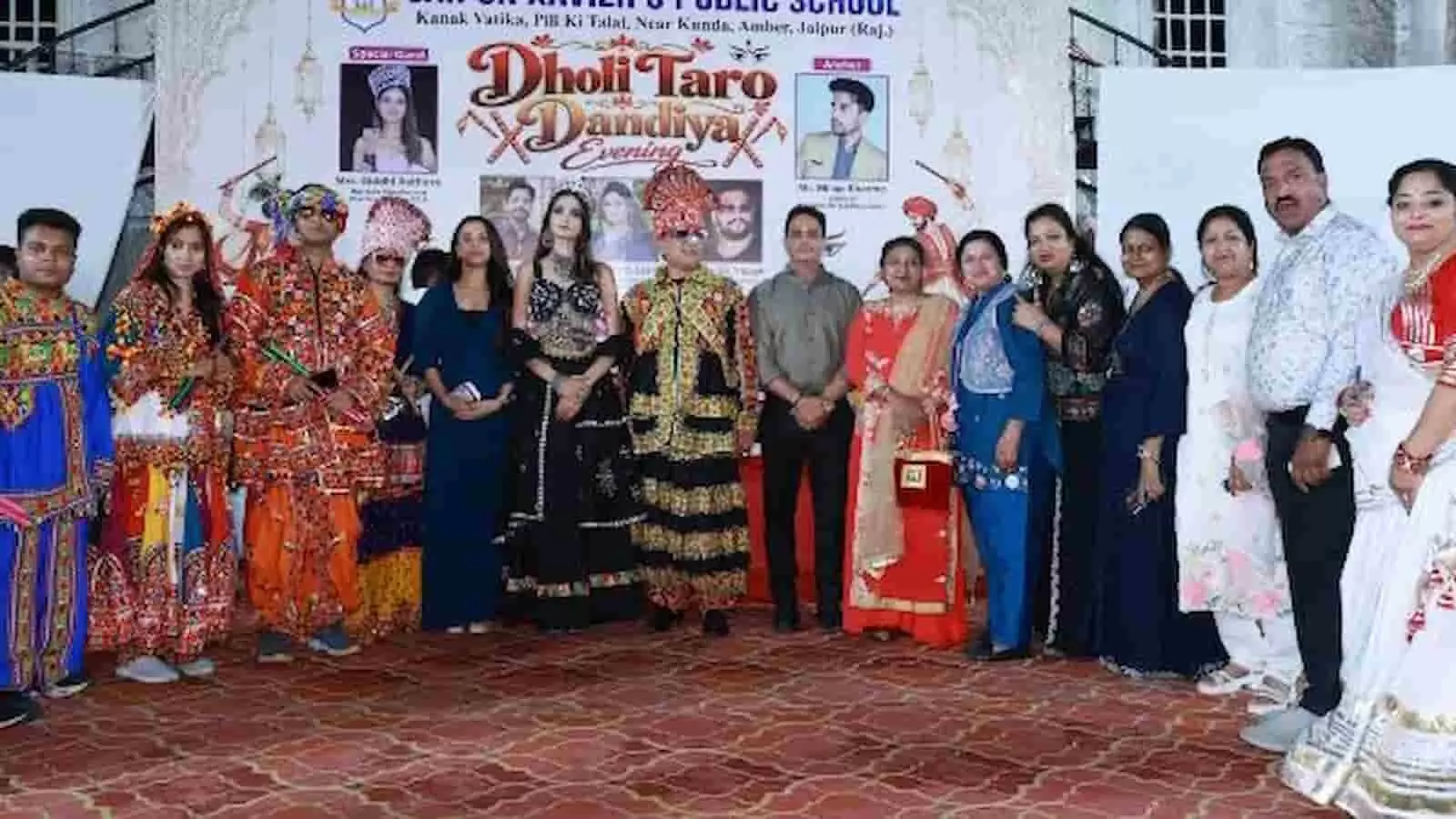 जयपूर के कुंडा ज़ेवियर्स पब्लिक स्कूल में आयोजित डांडिया महोत्सव के दौरान मुख्य अतिथि और स्कूल के शिक्षक-विद्यार्थी जयपूर के कुंडा ज़ेवियर्स पब्लिक स्कूल में आयोजित डांडिया महोत्सव के दौरान मुख्य अतिथि और स्कूल के शिक्षक-विद्यार्थी