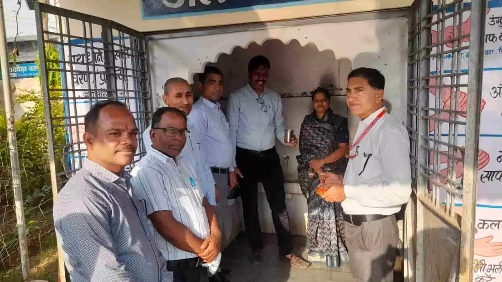 तस्वीर में बड़ी सादड़ी के बालिका स्कूल के जल-मंदिर में भामाशाह का स्वागत करते शिक्षक। तस्वीर में बड़ी सादड़ी के बालिका स्कूल के जल-मंदिर में भामाशाह का स्वागत करते शिक्षक।