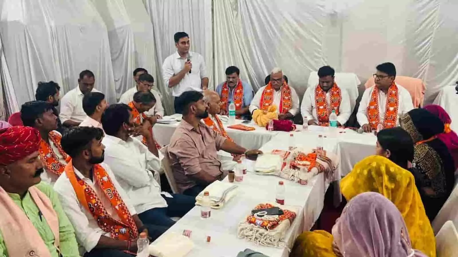डीग नगर परिषद सभागार में नए बोर्ड की पहली बैठक में चर्चा करते जनप्रतिनिधि और पार्षद। डीग नगर परिषद सभागार में नए बोर्ड की पहली बैठक में चर्चा करते जनप्रतिनिधि और पार्षद।