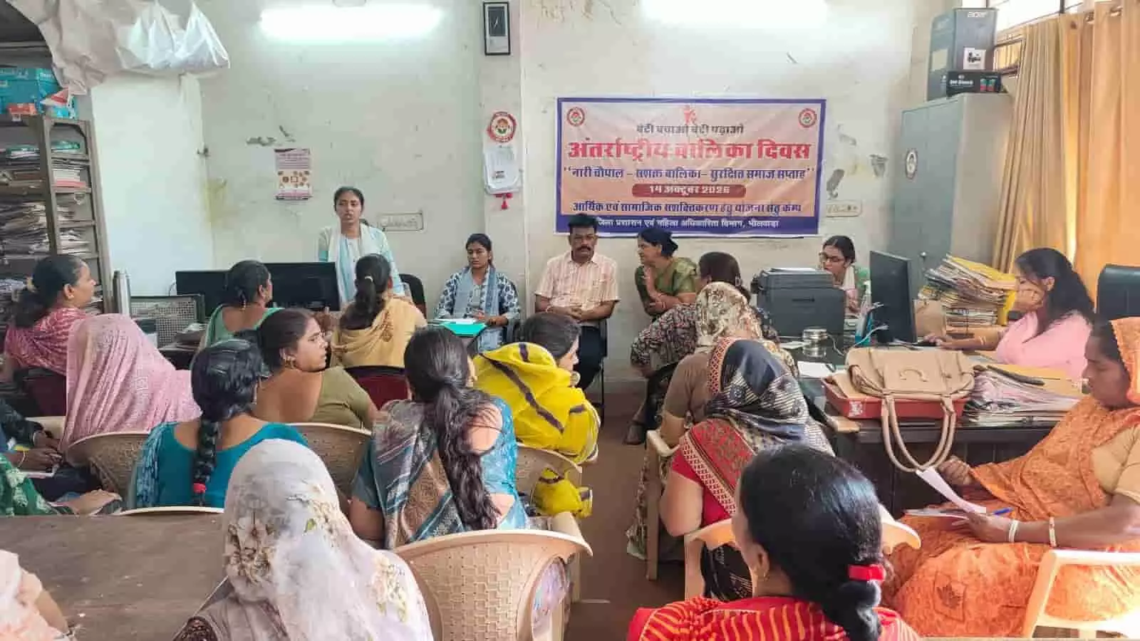 तस्वीर में महिला अधिकारिता विभाग के मीटिंग हॉल में योजना सेतु कैंप की कार्यशाला के दौरान उपस्थित महिलाएं। तस्वीर में महिला अधिकारिता विभाग के मीटिंग हॉल में योजना सेतु कैंप की कार्यशाला के दौरान उपस्थित महिलाएं।