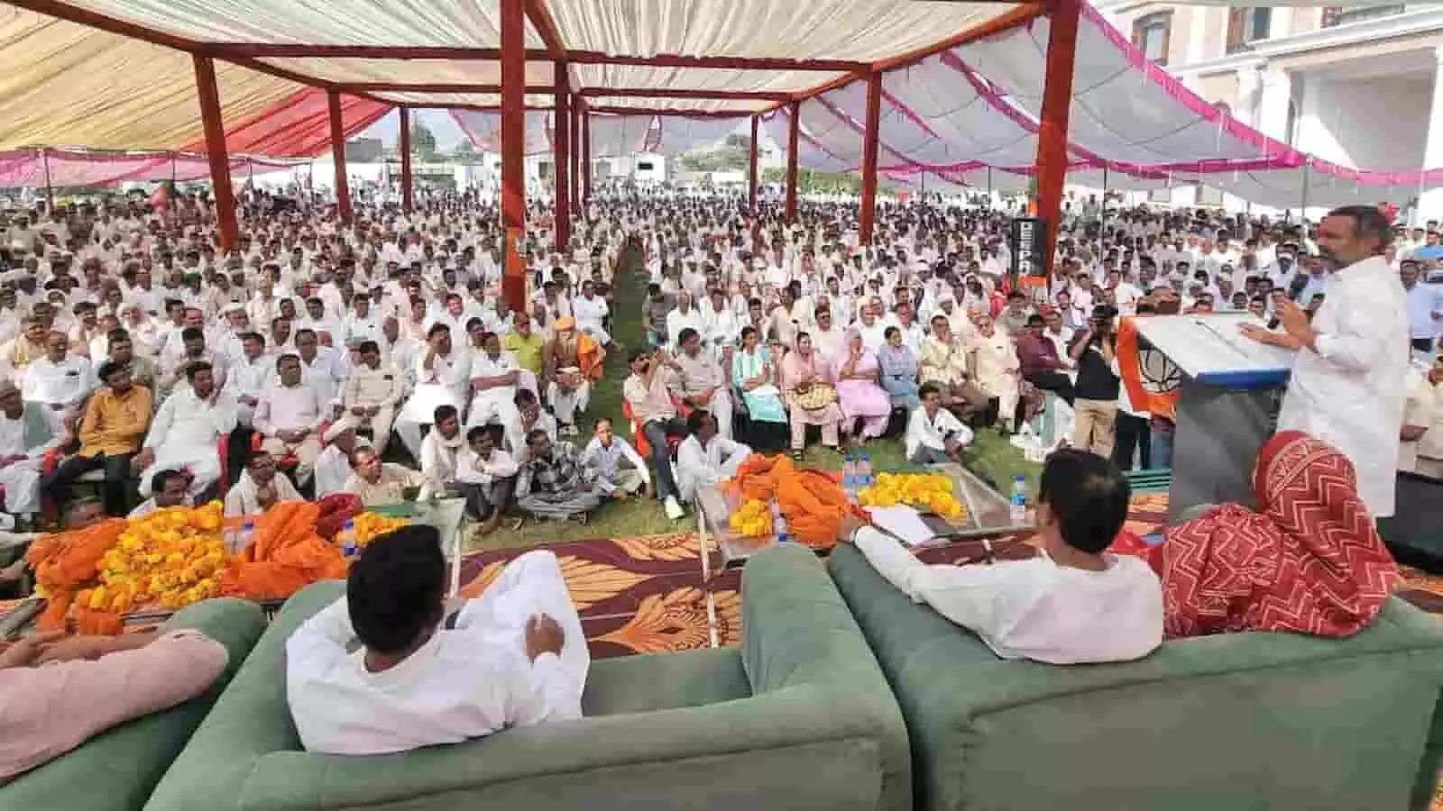 तस्वीर में नोहर की भाजपा बैठक के मंच और पंडाल में उपस्थित कार्यकर्ता दिख रहे हैं तस्वीर में नोहर की भाजपा बैठक के मंच और पंडाल में उपस्थित कार्यकर्ता दिख रहे हैं