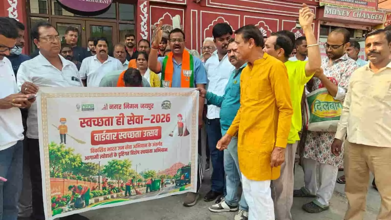जयपुर के वार्ड 135 में महापौर सुनील कोठारी ने किया स्वच्छता अभियान का निरीक्षण, खुद किया श्रमदान