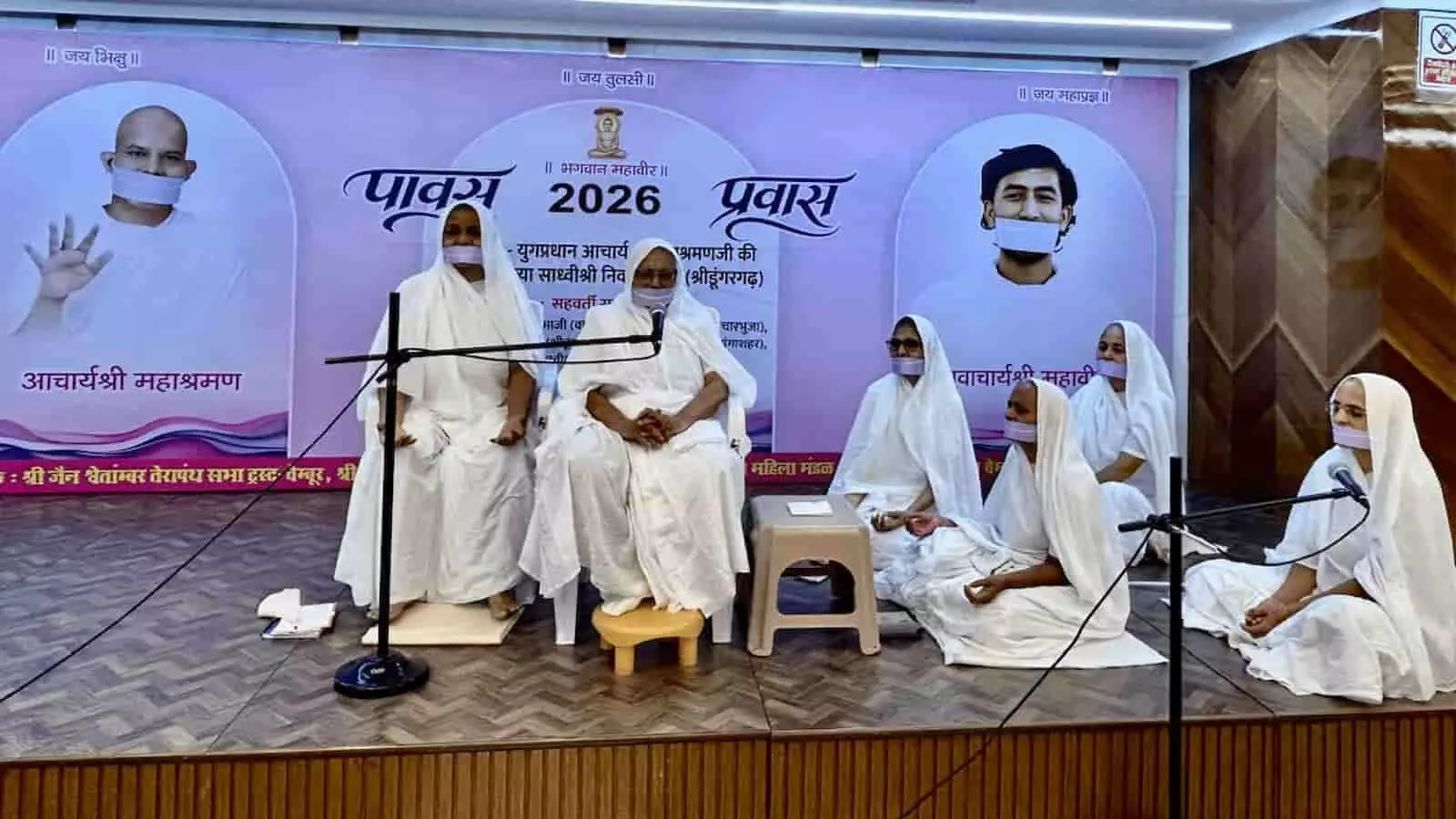तस्वीर में चेम्बूर में आयोजित नवग्रह शांति अनुष्ठान के दौरान बैठे हुए साधक दिखाई दे रहे हैं। तस्वीर में चेम्बूर में आयोजित नवग्रह शांति अनुष्ठान के दौरान बैठे हुए साधक दिखाई दे रहे हैं।