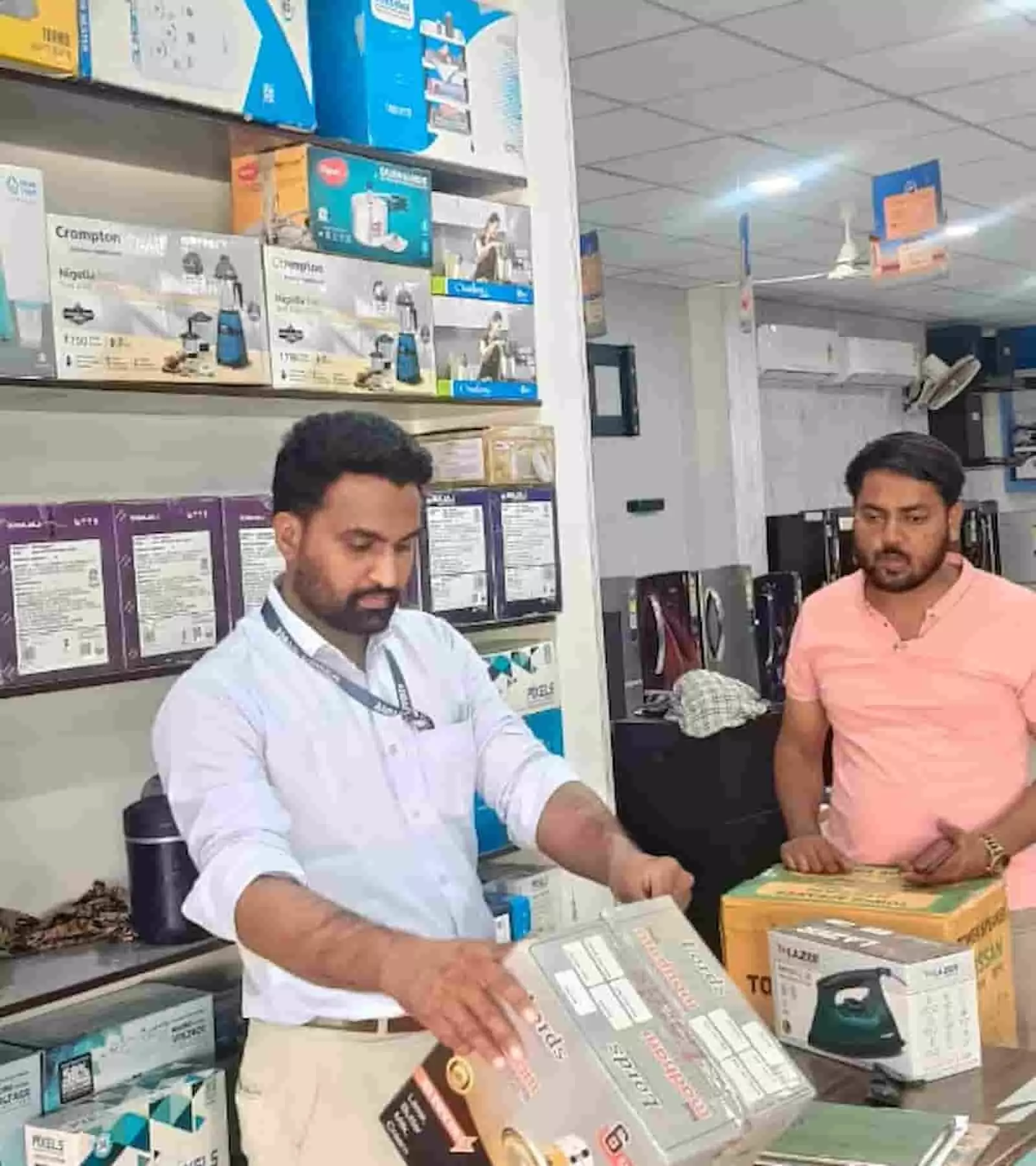 विद्युत एवं इलेक्ट्रॉनिक उत्पादों की जांच करते उपभोक्ता मामले विभाग के अधिकारी राजस्थान में विद्युत एवं इलेक्ट्रॉनिक उत्पादों की जांच करते उपभोक्ता मामले विभाग के अधिकारी राजस्थान में