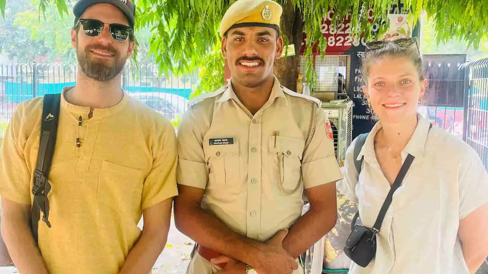 जयपुर में राजस्थान पुलिस के जवान के साथ खड़े फ्रांसीसी पर्यटक मुस्कुराते हुए दिखाई दे रहे हैं। जयपुर में राजस्थान पुलिस के जवान के साथ खड़े फ्रांसीसी पर्यटक मुस्कुराते हुए दिखाई दे रहे हैं।