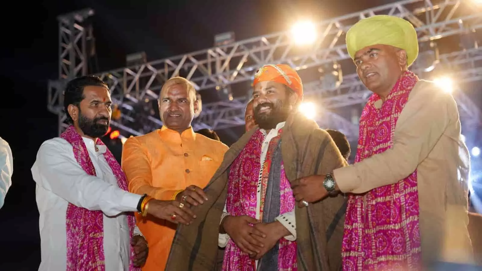 चित्तौड़गढ़ में भजन क्लबिंग कार्यक्रम के दौरान जनप्रतिनिधियों द्वारा कलाकारों का स्वागत करते हुए सांसद सी.पी. जोशी। चित्तौड़गढ़ में भजन क्लबिंग कार्यक्रम के दौरान जनप्रतिनिधियों द्वारा कलाकारों का स्वागत करते हुए सांसद सी.पी. जोशी।