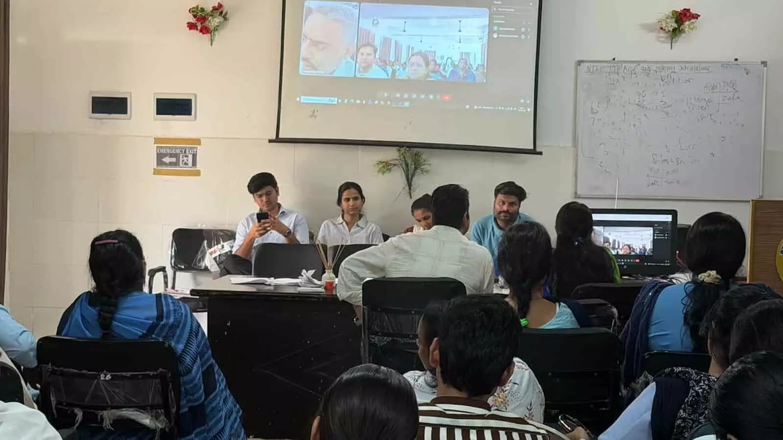 तस्वीर में भिंडर में स्वास्थ्य विभाग की बैठक के दौरान प्रोजेक्टर स्क्रीन के सामने बैठे अधिकारी। तस्वीर में भिंडर में स्वास्थ्य विभाग की बैठक के दौरान प्रोजेक्टर स्क्रीन के सामने बैठे अधिकारी।