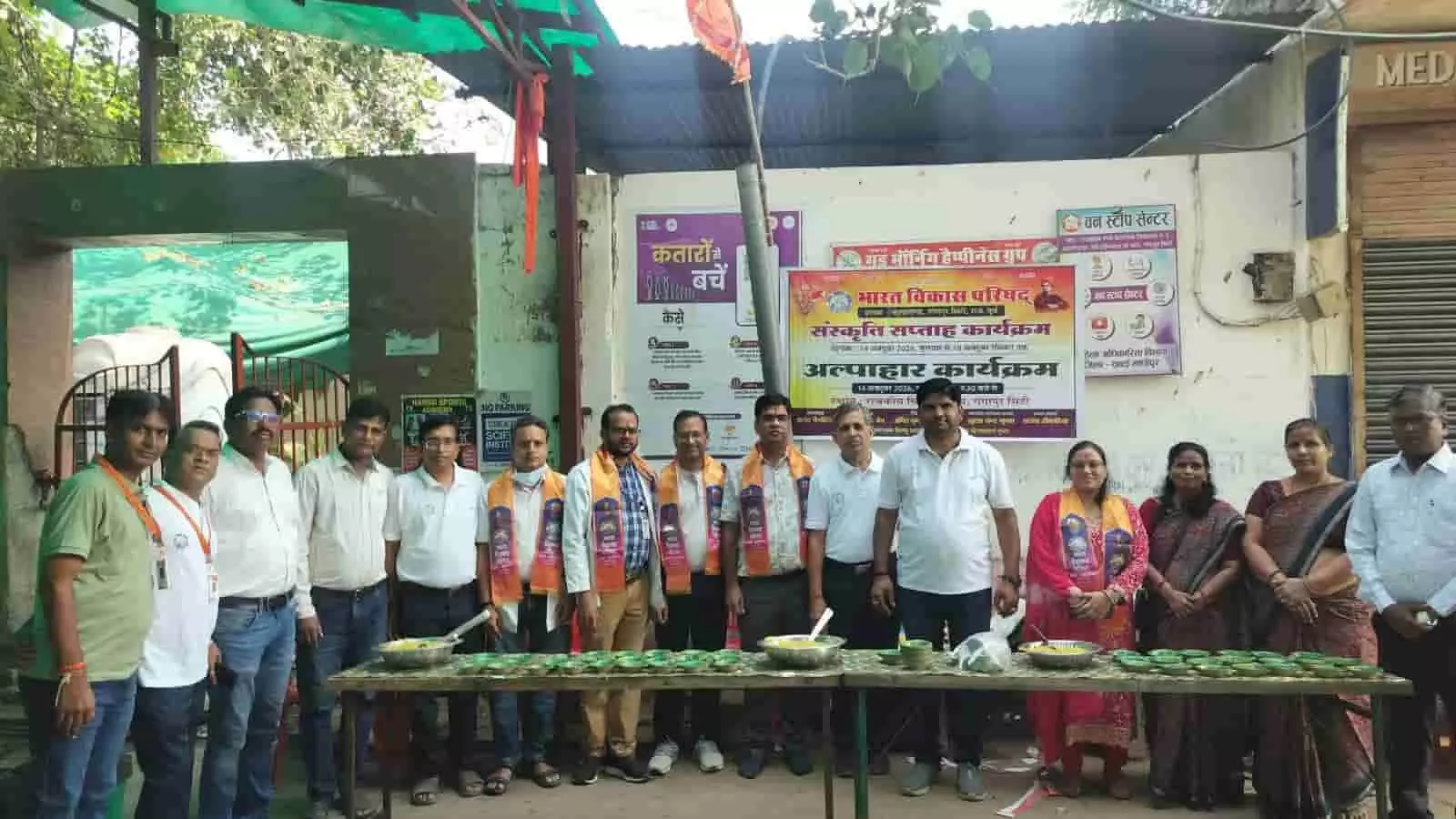 राजकीय चिकित्सालय गंगापुर सिटी में भारत विकास परिषद के सदस्य मरीजों को अल्पाहार बांटते हुए राजकीय चिकित्सालय गंगापुर सिटी में भारत विकास परिषद के सदस्य मरीजों को अल्पाहार बांटते हुए