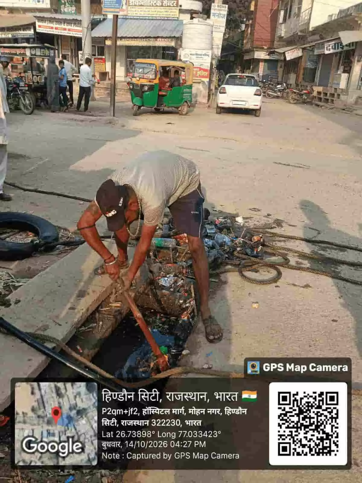 तस्वीर में हिंडौन सिटी में जिला चिकित्सालय के पास नाले की सफाई करते हुए एक व्यक्ति नजर आ रहा है। तस्वीर में हिंडौन सिटी में जिला चिकित्सालय के पास नाले की सफाई करते हुए एक व्यक्ति नजर आ रहा है।