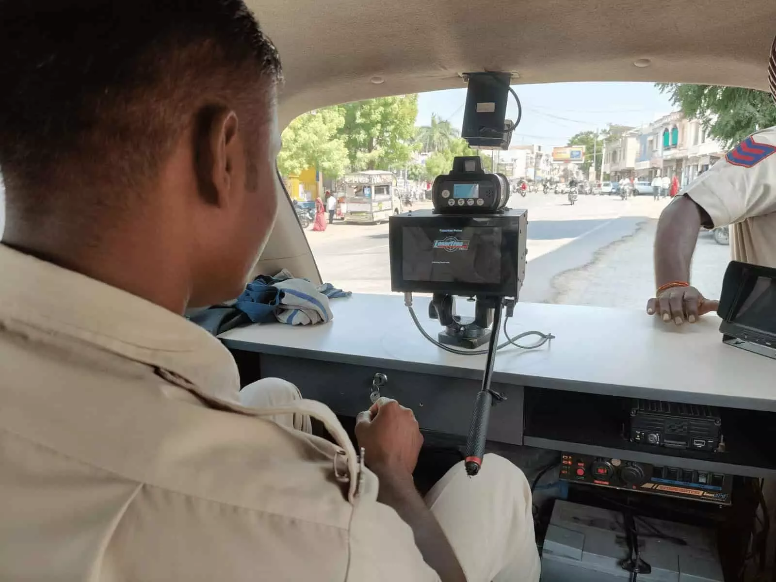 तस्वीर में सलूंबर में इंटरसेप्टर वाहन के भीतर से सड़क पर वाहनों की जांच करते पुलिसकर्मी दिख रहे हैं। तस्वीर में सलूंबर में इंटरसेप्टर वाहन के भीतर से सड़क पर वाहनों की जांच करते पुलिसकर्मी दिख रहे हैं।