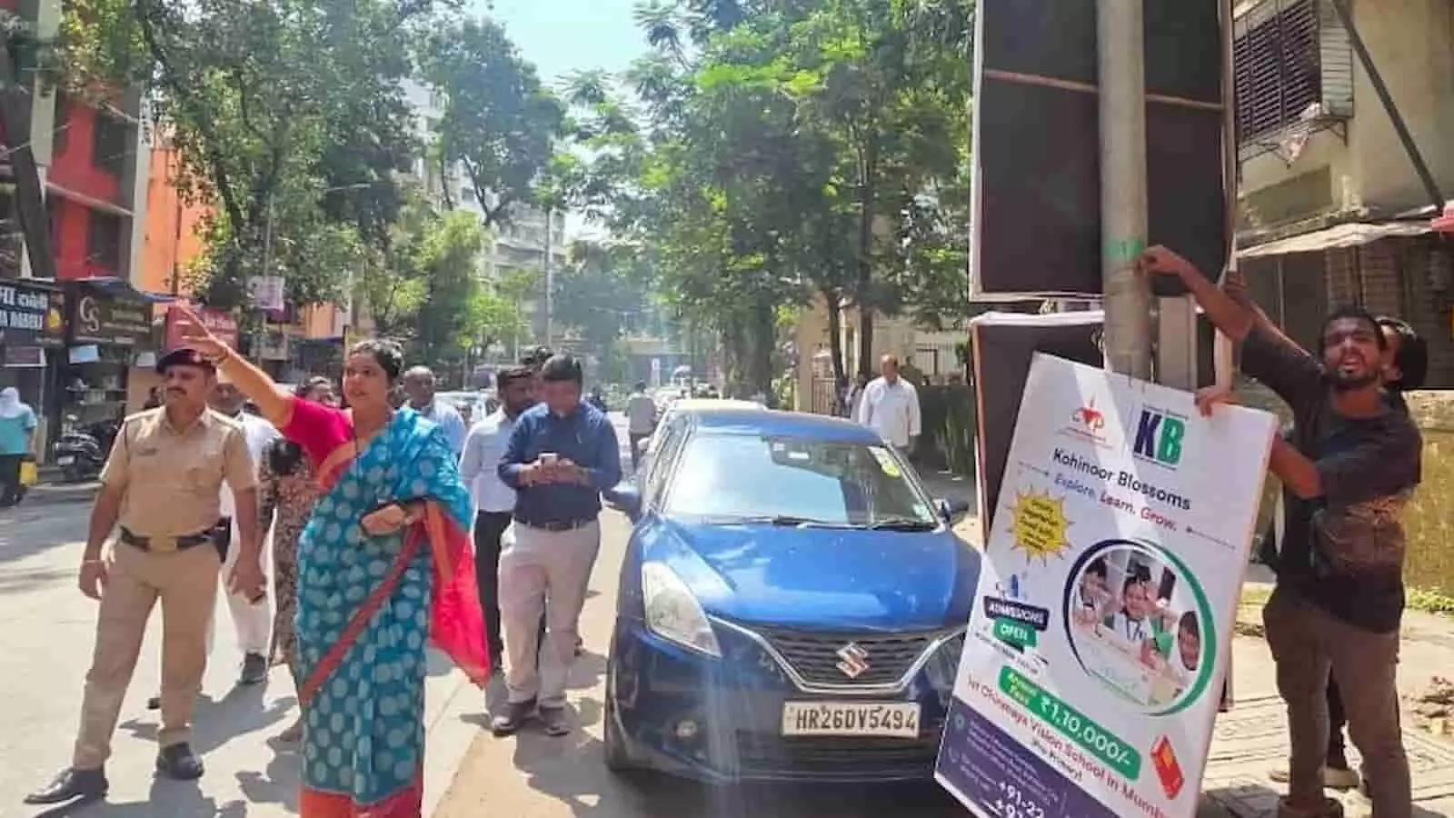तस्वीर में मुंबई के घाटकोपर में अधिकारियों के साथ अवैध पोस्टर हटाने का निर्देश देतीं महापौर रितू तावडे। तस्वीर में मुंबई के घाटकोपर में अधिकारियों के साथ अवैध पोस्टर हटाने का निर्देश देतीं महापौर रितू तावडे।