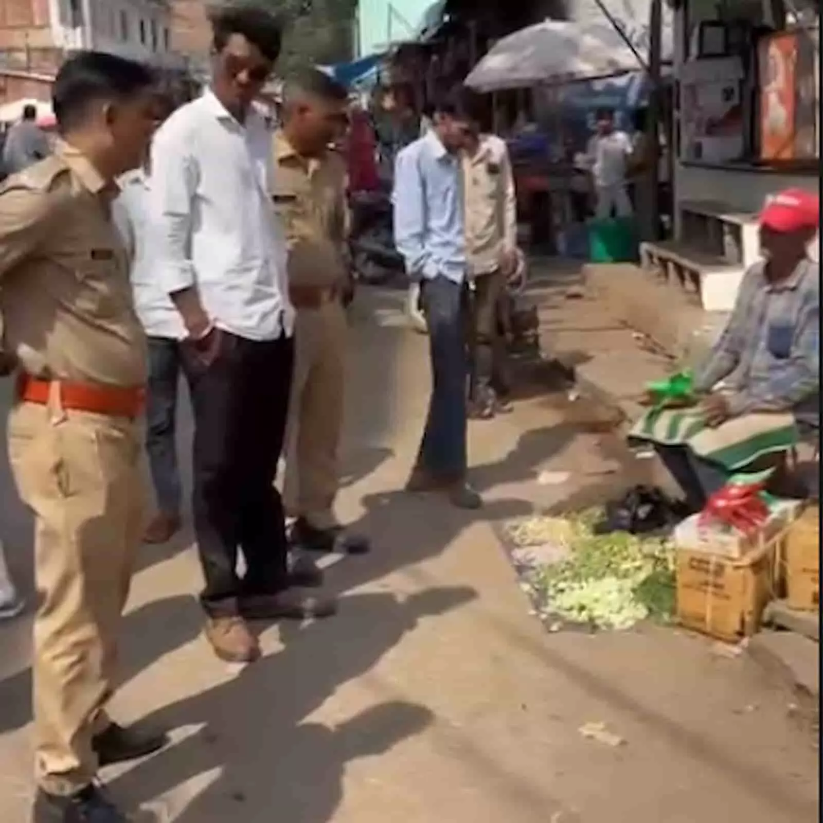 तस्वीर में कराैली नगर परिषद कर्मचारी बाजार में एक सब्जी विक्रेता को कचरा सही स्थान पर डालने की समझाइश देते दिख रहे हैं। तस्वीर में कराैली नगर परिषद कर्मचारी बाजार में एक सब्जी विक्रेता को कचरा सही स्थान पर डालने की समझाइश देते दिख रहे हैं।