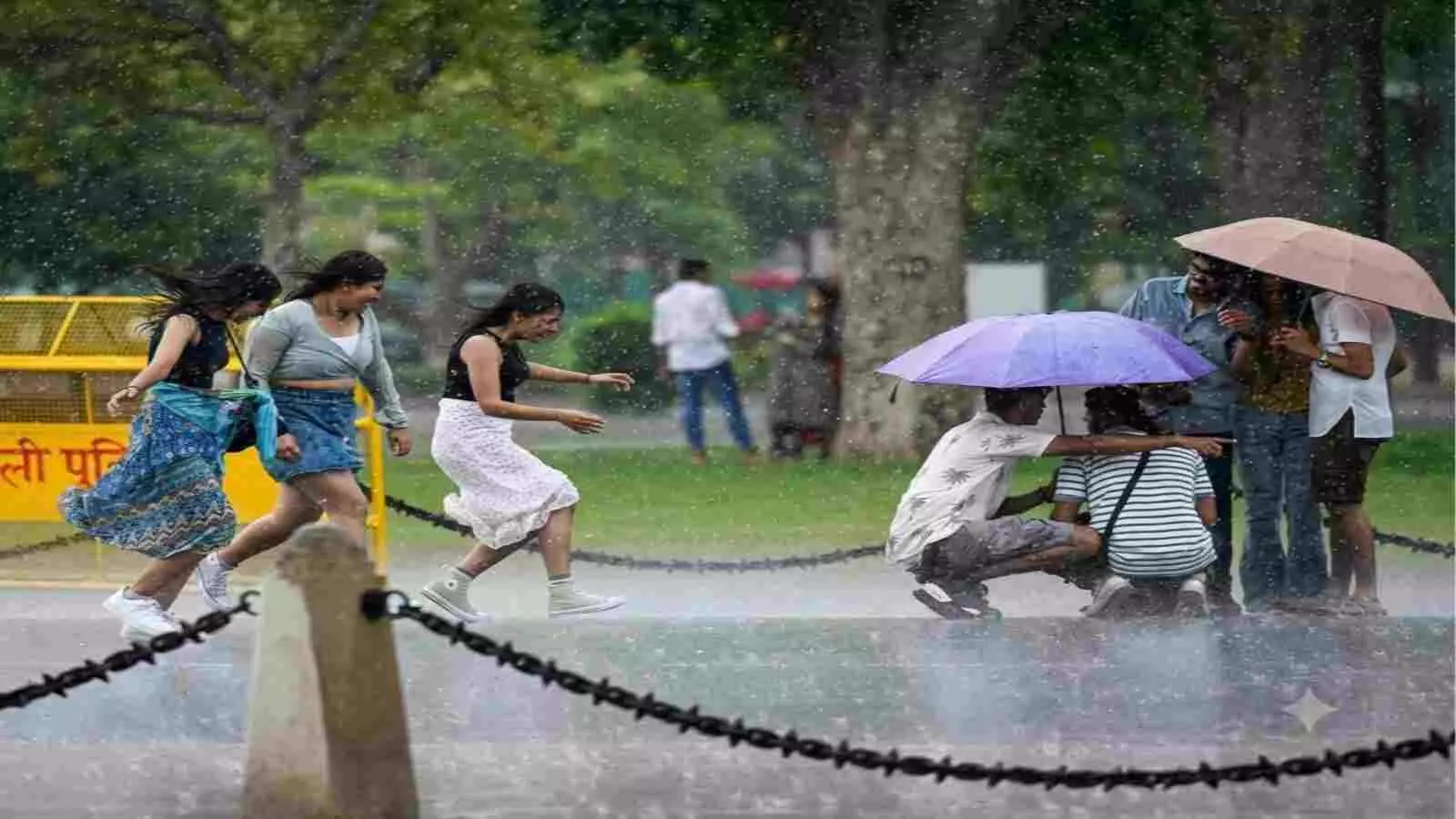 तेज बारिश के दौरान सड़कों पर छाता लेकर चलते हुए लोग। तेज बारिश के दौरान सड़कों पर छाता लेकर चलते हुए लोग।