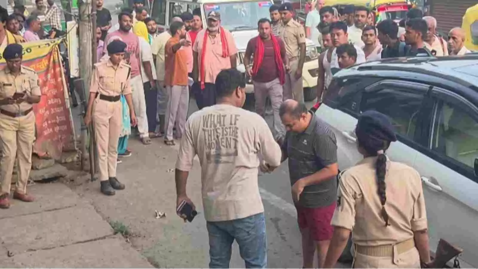 घटना स्थल पर जांच करती पुलिस और मौजूद स्थानीय लोग बिहार के आरा शहर में। घटना स्थल पर जांच करती पुलिस और मौजूद स्थानीय लोग बिहार के आरा शहर में।