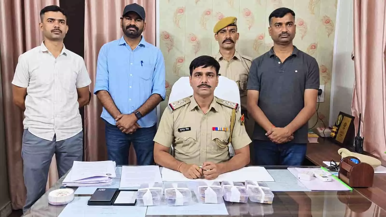 तस्वीर में डूंगरपुर कोतवाली में बरामद गहनों और नकदी के साथ नजर आ रहे पुलिसकर्मी तस्वीर में डूंगरपुर कोतवाली में बरामद गहनों और नकदी के साथ नजर आ रहे पुलिसकर्मी