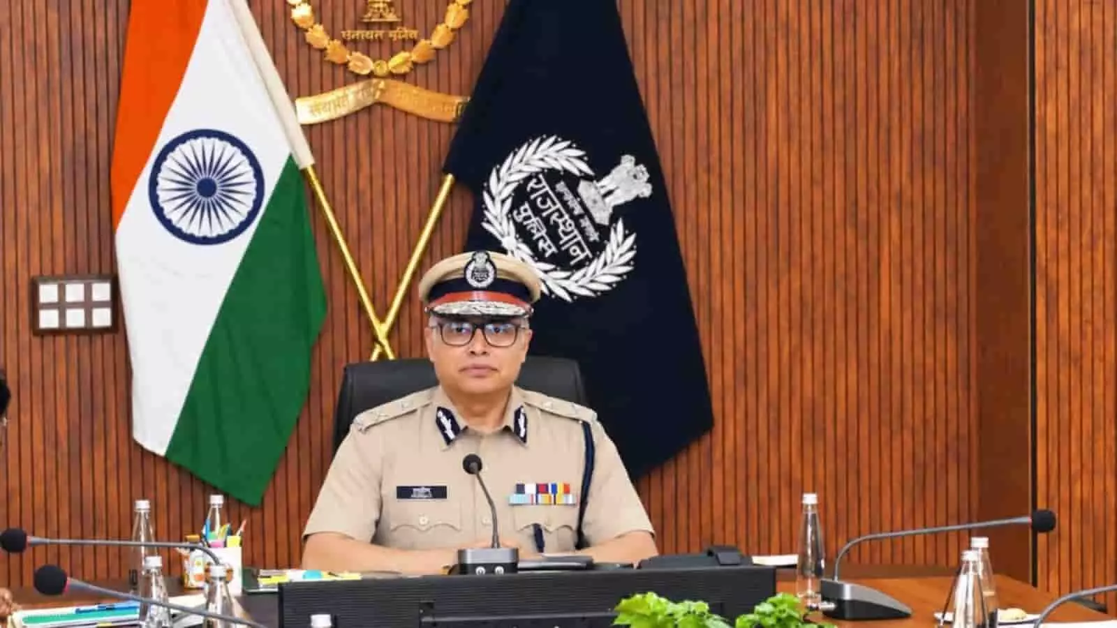 तस्वीर में राजस्थान पुलिस महानिदेशक राजीव कुमार शर्मा जयपुर मुख्यालय में अपने कार्यालय में बैठे दिखाई दे रहे हैं। तस्वीर में राजस्थान पुलिस महानिदेशक राजीव कुमार शर्मा जयपुर मुख्यालय में अपने कार्यालय में बैठे दिखाई दे रहे हैं।