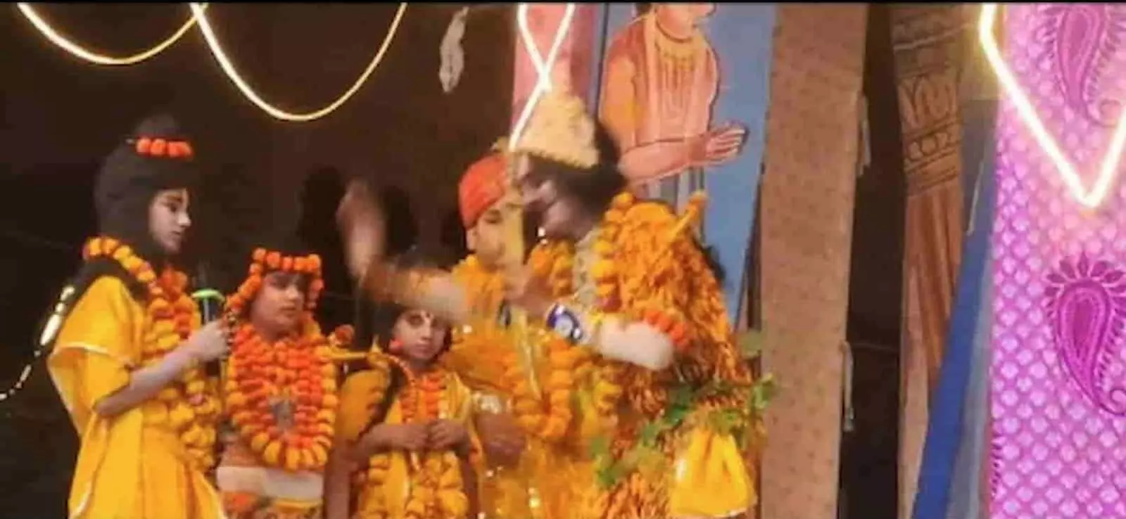 तस्वीर में डीग रामलीला महोत्सव मंच पर पारंपरिक वेशभूषा पहने बाल कलाकार रामलीला का मंचन करते दिख रहे हैं। तस्वीर में डीग रामलीला महोत्सव मंच पर पारंपरिक वेशभूषा पहने बाल कलाकार रामलीला का मंचन करते दिख रहे हैं।
