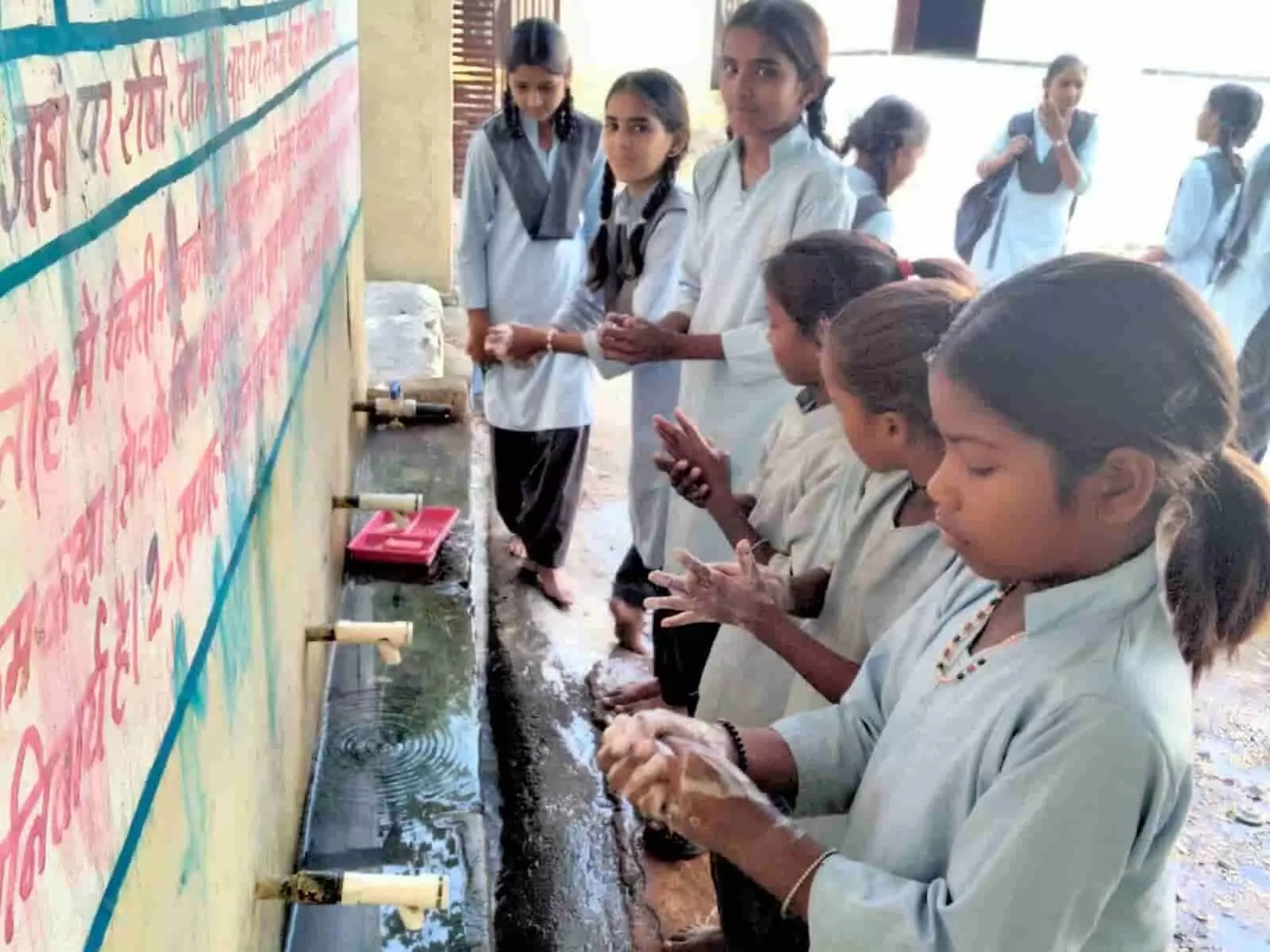 तस्वीर में ढेलाणा स्कूल परिसर में नल पर साबुन से हाथ धोते हुए स्कूली छात्र दिख रहे हैं। तस्वीर में ढेलाणा स्कूल परिसर में नल पर साबुन से हाथ धोते हुए स्कूली छात्र दिख रहे हैं।