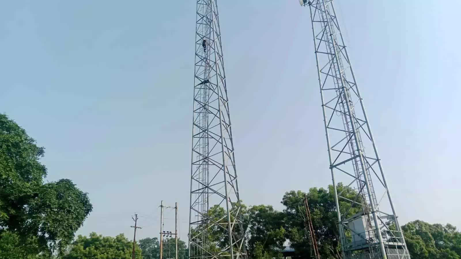 तस्वीर में औराई थाना क्षेत्र के मोबाइल टावर पर चढ़ी युवती को पुलिस और स्थानीय लोगों द्वारा सुरक्षित नीचे उतारा गया। तस्वीर में औराई थाना क्षेत्र के मोबाइल टावर पर चढ़ी युवती को पुलिस और स्थानीय लोगों द्वारा सुरक्षित नीचे उतारा गया।