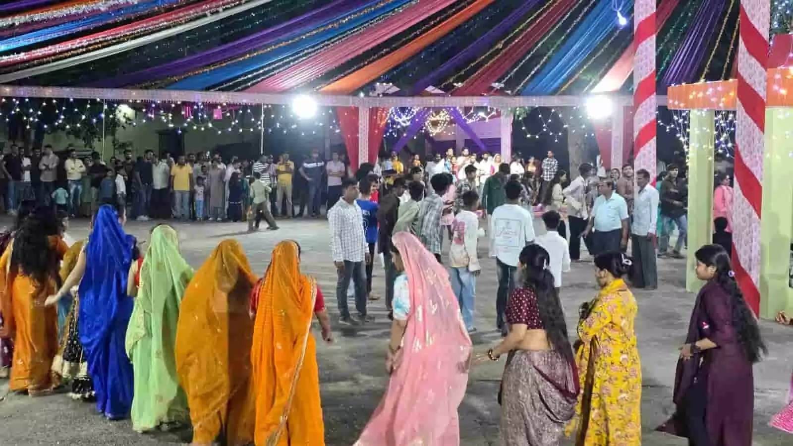 तस्वीर में पारंपरिक परिधान पहने महिलाएं खेरवाड़ा में नवरात्र उत्सव के दौरान गरबा नृत्य कर रही हैं. तस्वीर में पारंपरिक परिधान पहने महिलाएं खेरवाड़ा में नवरात्र उत्सव के दौरान गरबा नृत्य कर रही हैं.