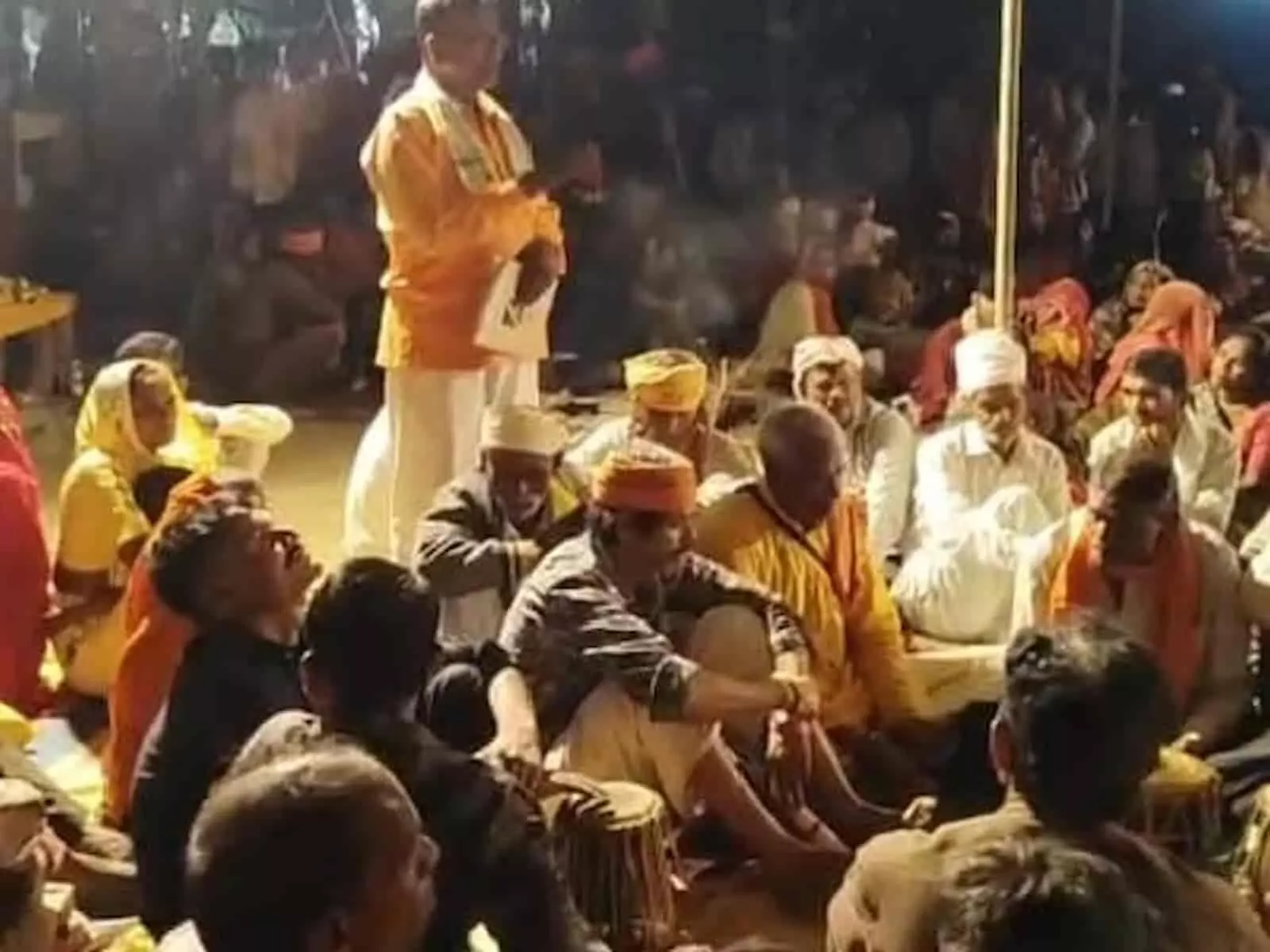 तस्वीर में सकलाल में आयोजित भजन संध्या के दौरान श्रद्धालुओं को संबोधित करते हुए शंकर डामोर। तस्वीर में सकलाल में आयोजित भजन संध्या के दौरान श्रद्धालुओं को संबोधित करते हुए शंकर डामोर।
