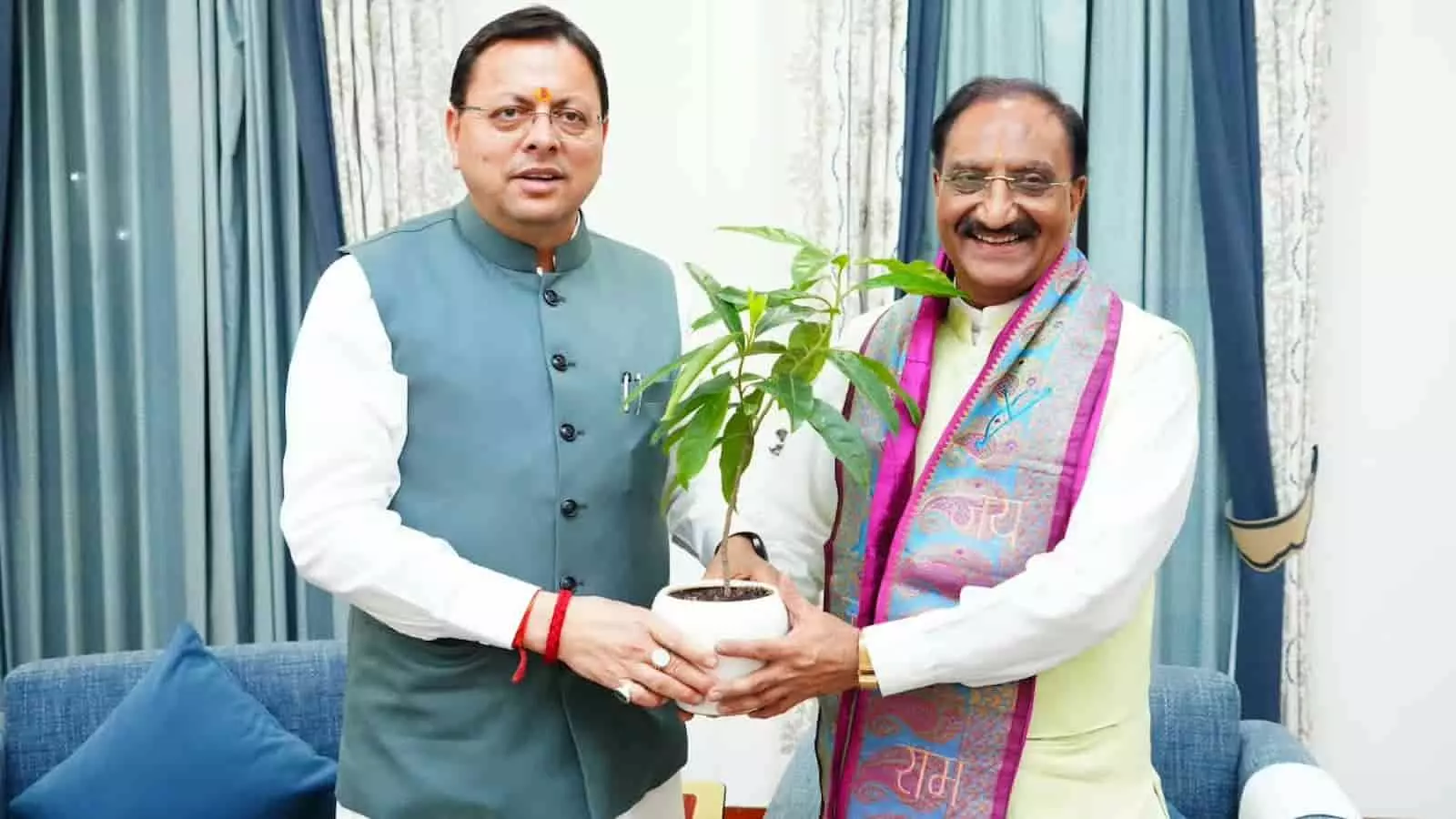 तस्वीर में मुख्यमंत्री पुष्कर सिंह धामी और डॉ. रमेश पोखरियाल निशंक एक पौधा थामे हुए खड़े हैं। तस्वीर में मुख्यमंत्री पुष्कर सिंह धामी और डॉ. रमेश पोखरियाल निशंक एक पौधा थामे हुए खड़े हैं।