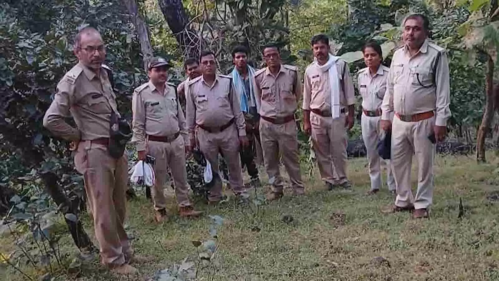 जंगल में गश्त करते हुए वन विभाग के कर्मचारी नरसिंहपुर और सिवनी जिले की सीमा पर हाथी की निगरानी के लिए तैनात हैं। जंगल में गश्त करते हुए वन विभाग के कर्मचारी नरसिंहपुर और सिवनी जिले की सीमा पर हाथी की निगरानी के लिए तैनात हैं।
