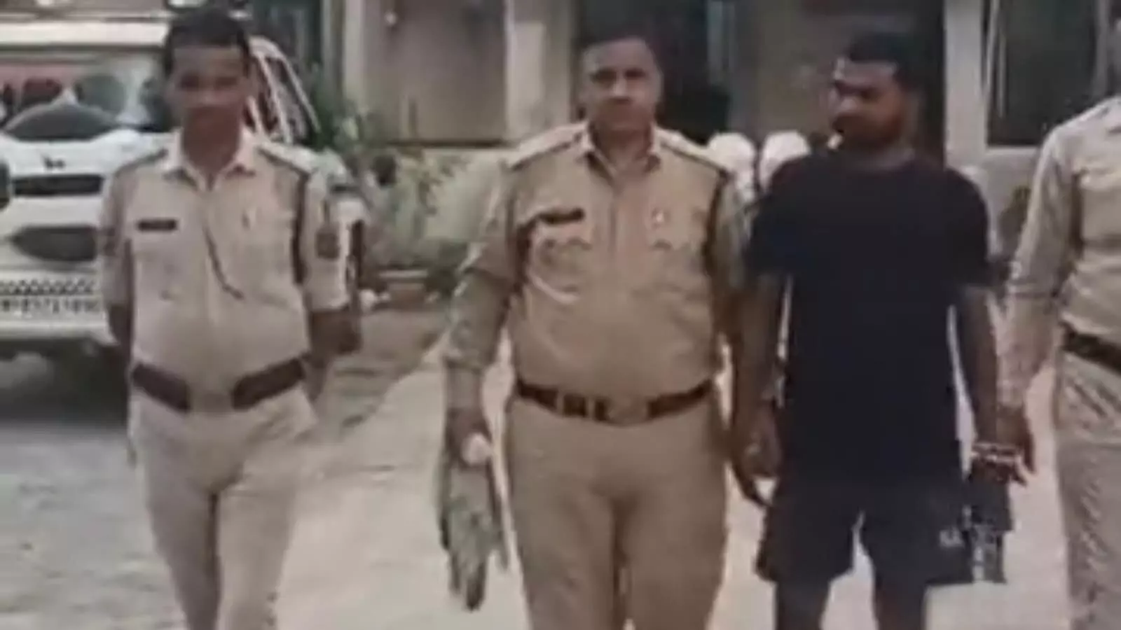 ताला थाना पुलिस ने मैहर के ललितपुर नंबर-2 से आरोपी को गिरफ्तार किया। ताला थाना पुलिस ने मैहर के ललितपुर नंबर-2 से आरोपी को गिरफ्तार किया।