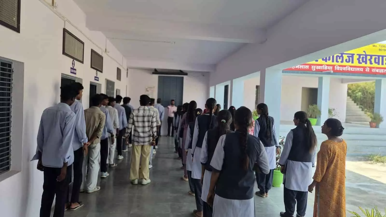 तस्वीर में आकार कॉलेज खेरवाड़ा के परिसर में कतारबद्ध खड़े होकर नशा मुक्ति की शपथ लेते विद्यार्थी दिख रहे हैं। तस्वीर में आकार कॉलेज खेरवाड़ा के परिसर में कतारबद्ध खड़े होकर नशा मुक्ति की शपथ लेते विद्यार्थी दिख रहे हैं।