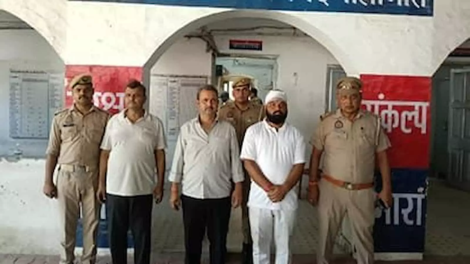 अमरिया थाने के बाहर खड़े गिरफ्तार आरोपी और पुलिसकर्मी तिहरे हत्याकांड के मामले में। अमरिया थाने के बाहर खड़े गिरफ्तार आरोपी और पुलिसकर्मी तिहरे हत्याकांड के मामले में।