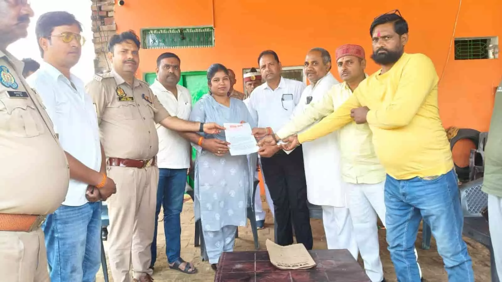 तस्वीर में मिर्जापुर में एसडीएम को मांगों का पत्रक सौंपते करणी सेना के पदाधिकारी तस्वीर में मिर्जापुर में एसडीएम को मांगों का पत्रक सौंपते करणी सेना के पदाधिकारी