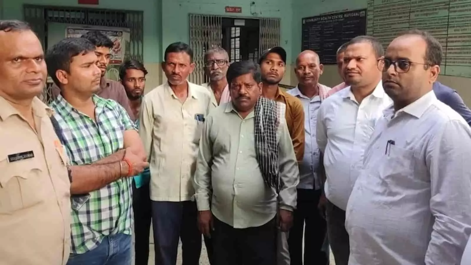 रफीगंज सामुदायिक स्वास्थ्य केंद्र के बाहर खड़े ग्रामीण और अधिकारी, जहां बालू लदे ट्रैक्टर से कुचलकर बच्चे की मौत के बाद भीड़ जुटी है। रफीगंज सामुदायिक स्वास्थ्य केंद्र के बाहर खड़े ग्रामीण और अधिकारी, जहां बालू लदे ट्रैक्टर से कुचलकर बच्चे की मौत के बाद भीड़ जुटी है।