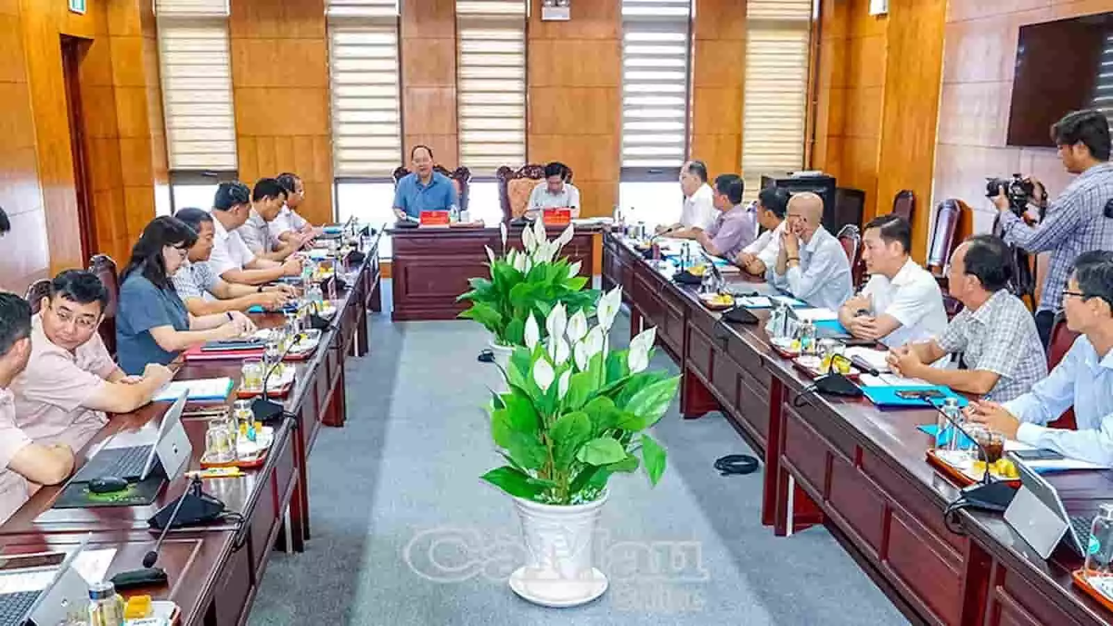 तस्वीर में कैमाउ में विज्ञान और प्रौद्योगिकी नवाचार पर चर्चा करते अधिकारी हॉल में बैठे हैं। तस्वीर में कैमाउ में विज्ञान और प्रौद्योगिकी नवाचार पर चर्चा करते अधिकारी हॉल में बैठे हैं।
