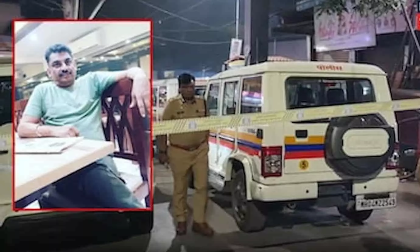 उल्हासनगर रेलवे स्टेशन परिसर में यूट्यूबर हरेश गजवानी की हत्या के बाद जांच करती पुलिस टीम। उल्हासनगर रेलवे स्टेशन परिसर में यूट्यूबर हरेश गजवानी की हत्या के बाद जांच करती पुलिस टीम।