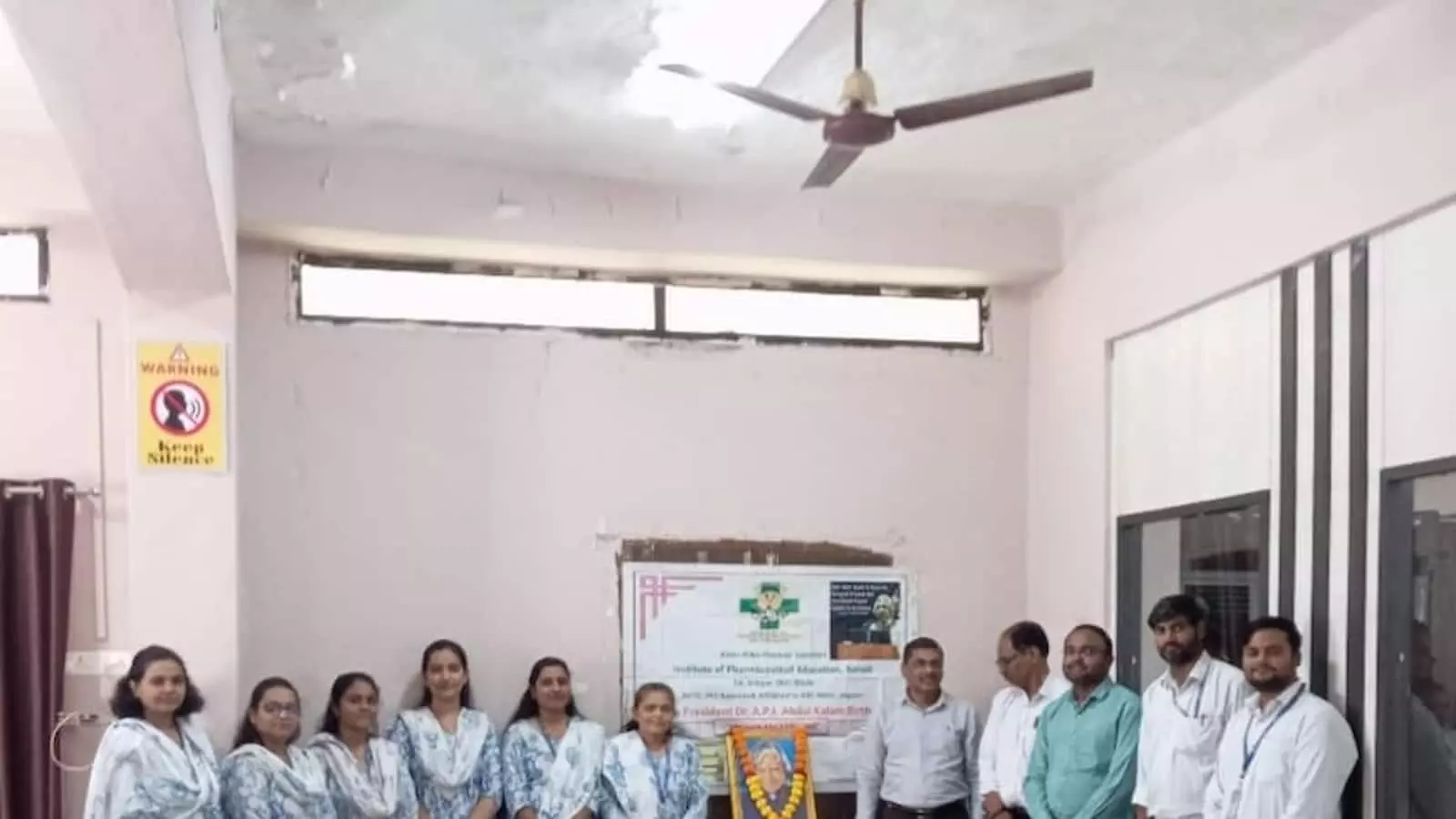 बोराडी के फार्मास्युटिकल संस्थान के पुस्तकालय में डॉ. एपीजे अब्दुल कलाम के चित्र के समीप खड़े शिक्षक और विद्यार्थी। बोराडी के फार्मास्युटिकल संस्थान के पुस्तकालय में डॉ. एपीजे अब्दुल कलाम के चित्र के समीप खड़े शिक्षक और विद्यार्थी।