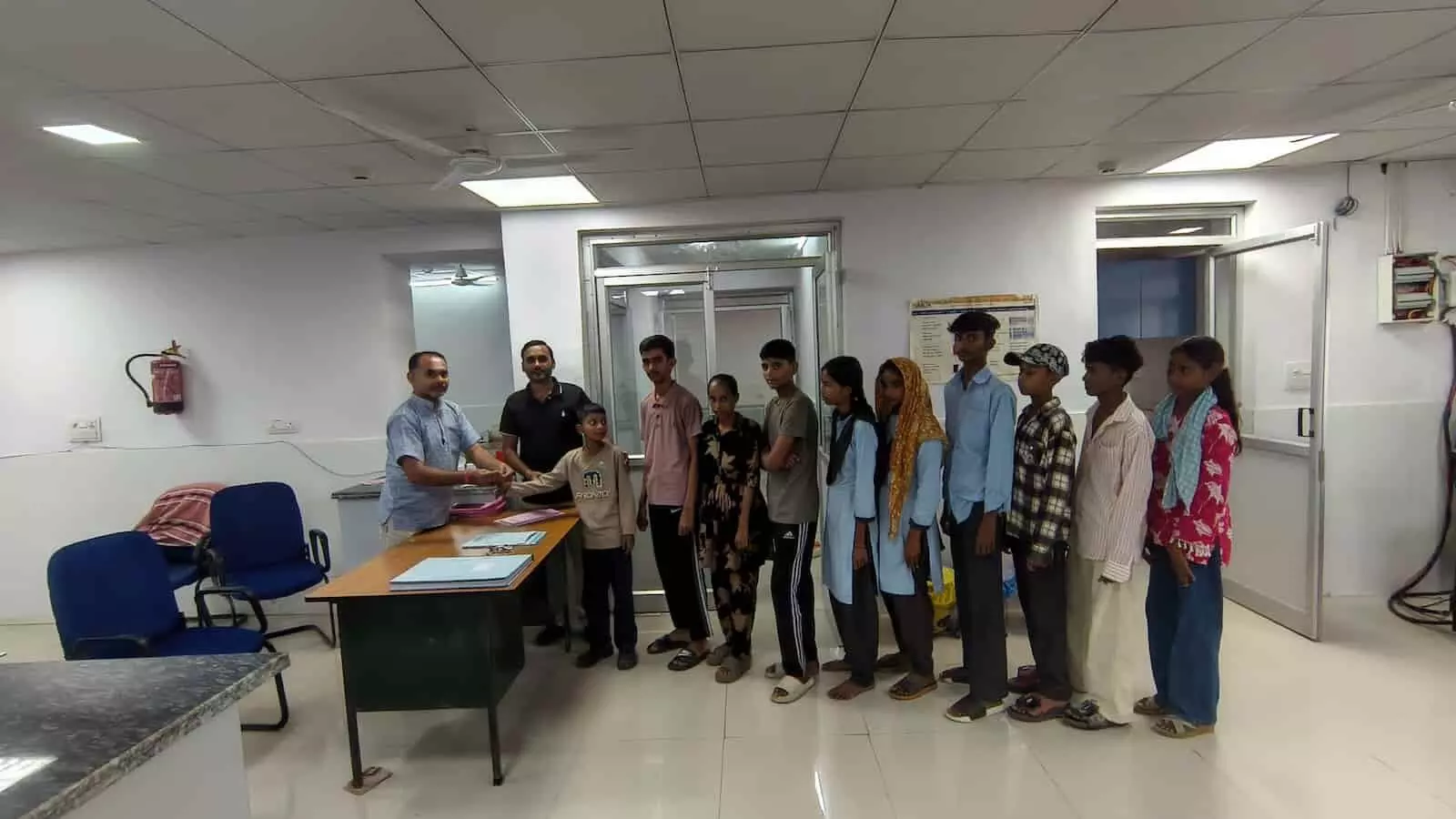 सामुदायिक स्वास्थ्य केंद्र खेरवाड़ा में पुरस्कार प्राप्त करते किशोर-किशोरियों के साथ उपस्थित चिकित्सा अधिकारी। सामुदायिक स्वास्थ्य केंद्र खेरवाड़ा में पुरस्कार प्राप्त करते किशोर-किशोरियों के साथ उपस्थित चिकित्सा अधिकारी।