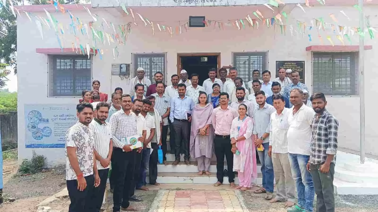 तस्वीर में इमारत के सामने खड़े कृषि अधिकारी और किसान गांव भेंट अभियान के दौरान समूह में दिख रहे हैं। तस्वीर में इमारत के सामने खड़े कृषि अधिकारी और किसान गांव भेंट अभियान के दौरान समूह में दिख रहे हैं।